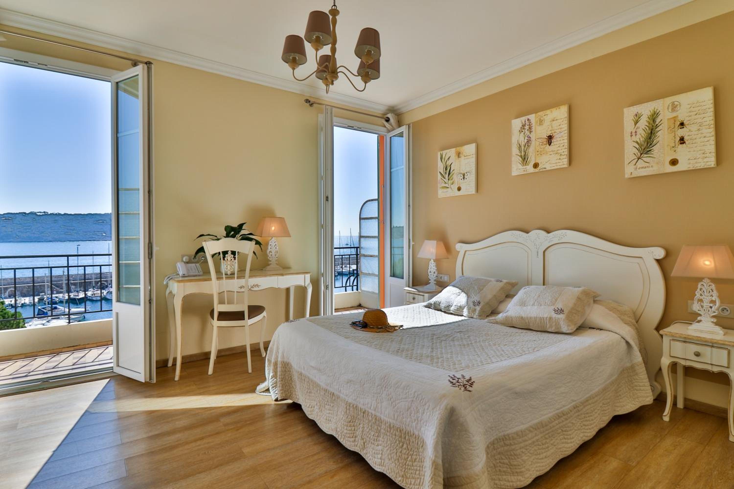 Deluxe Double Room with Balcony and Sea View photo 2