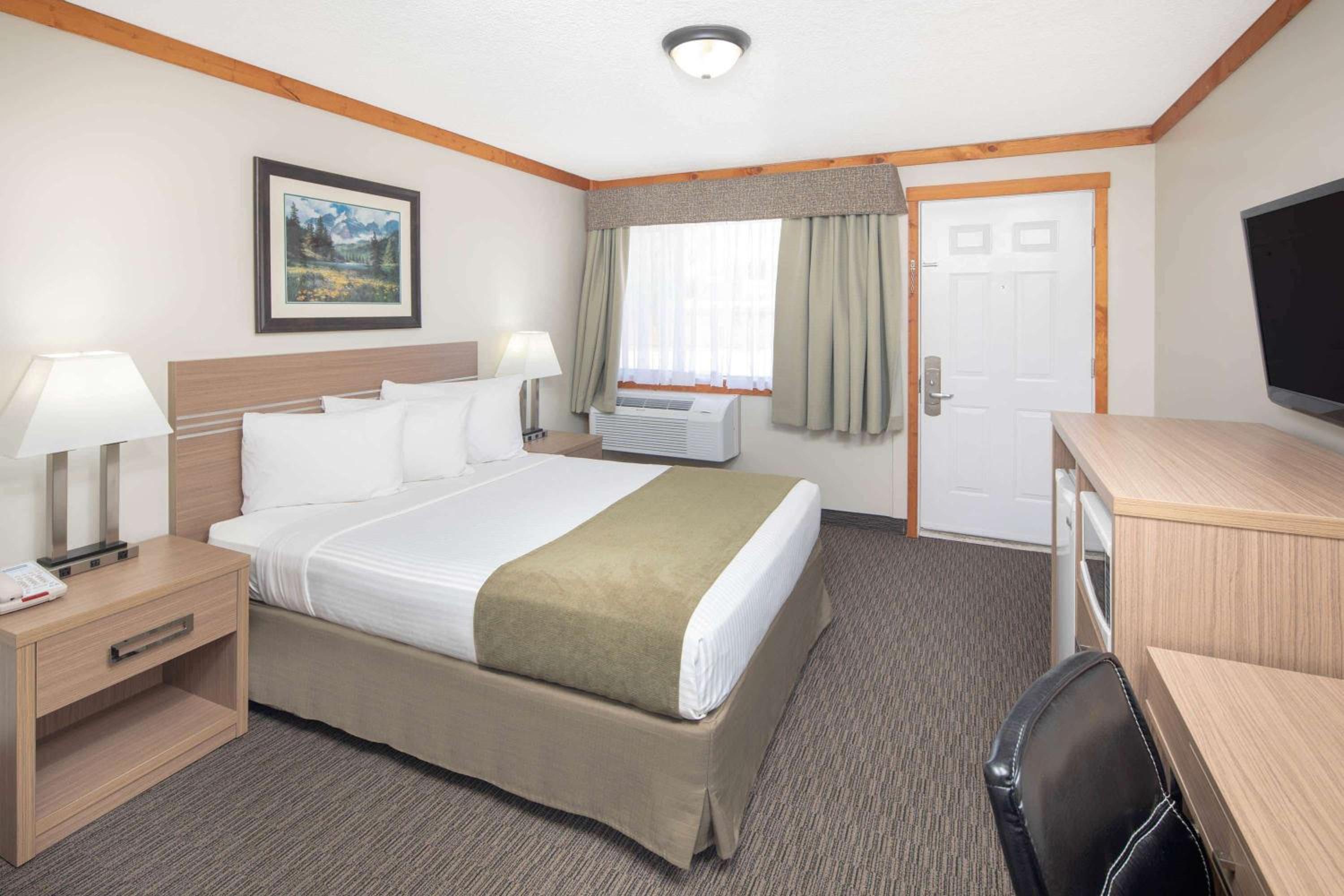One King Bed - Non-Smoking - Ground Floor - Photo 1