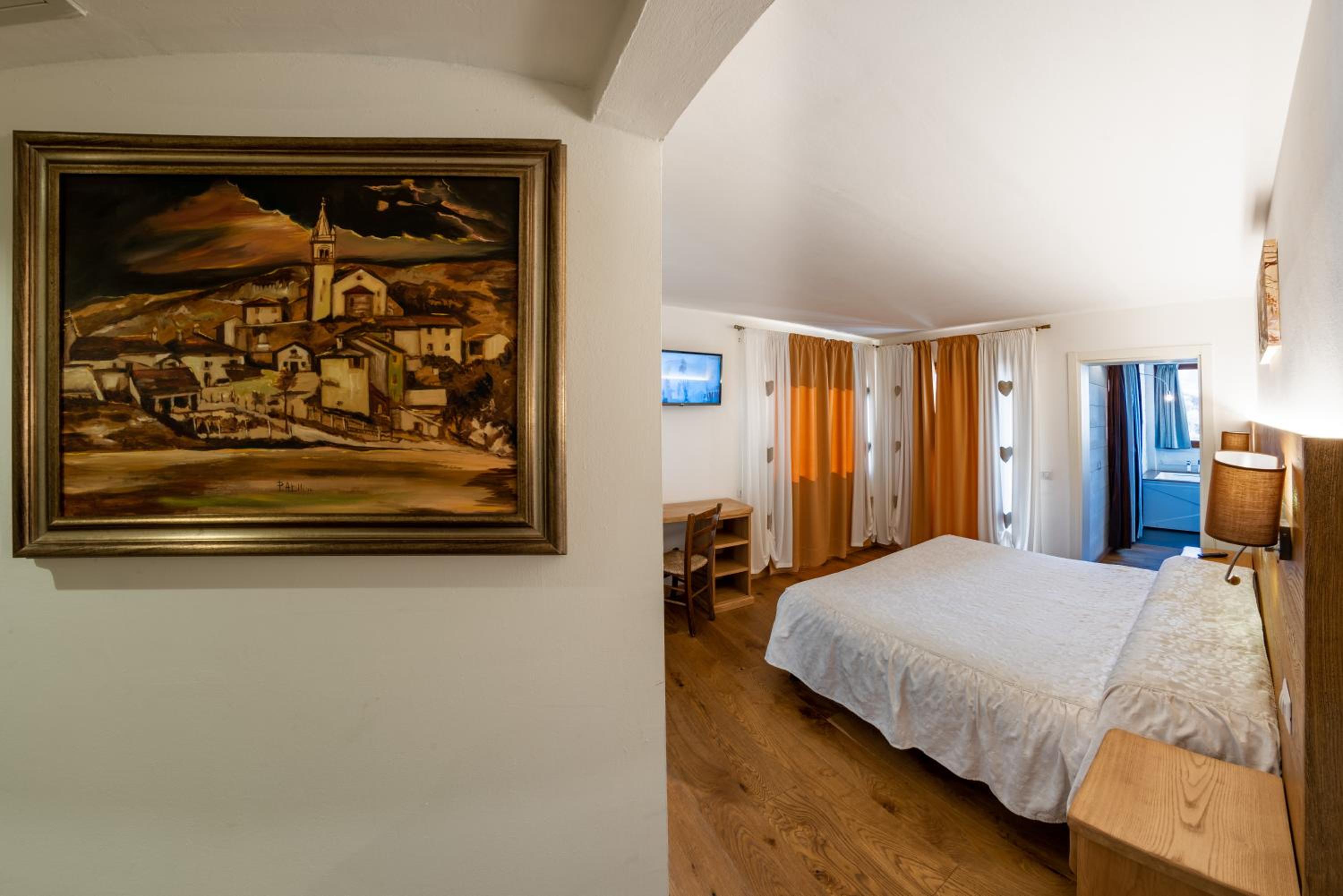 Deluxe Suite with Spa Bath - Photo 9