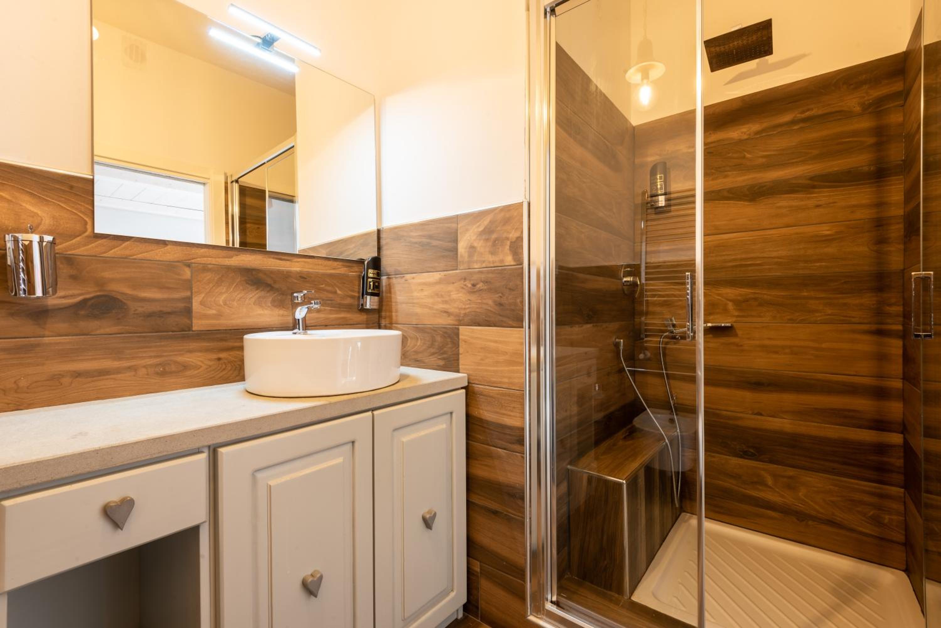 Quadruple Room - Photo 13