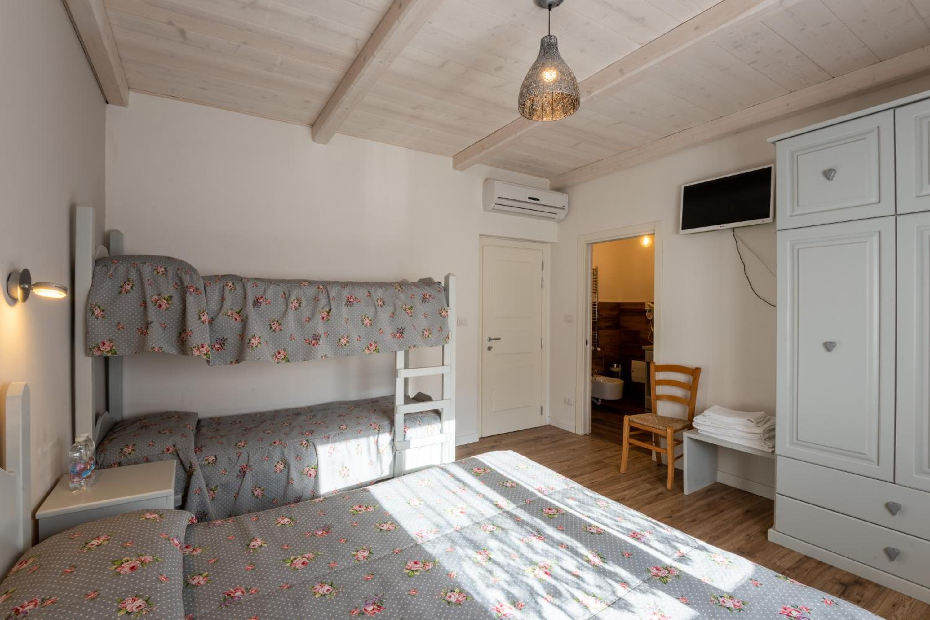 Quadruple Room - Photo 8