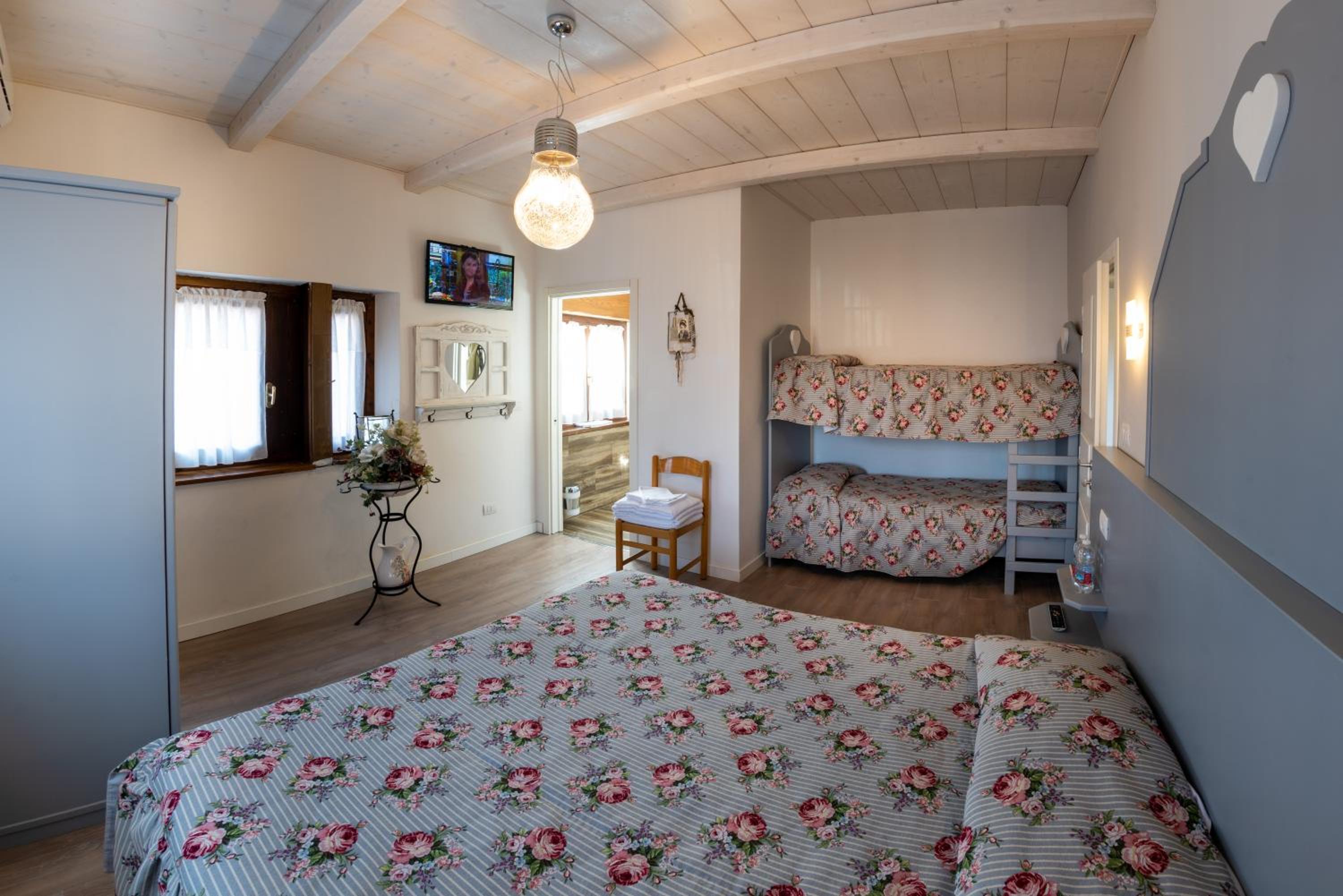 Quadruple Room - Photo 2