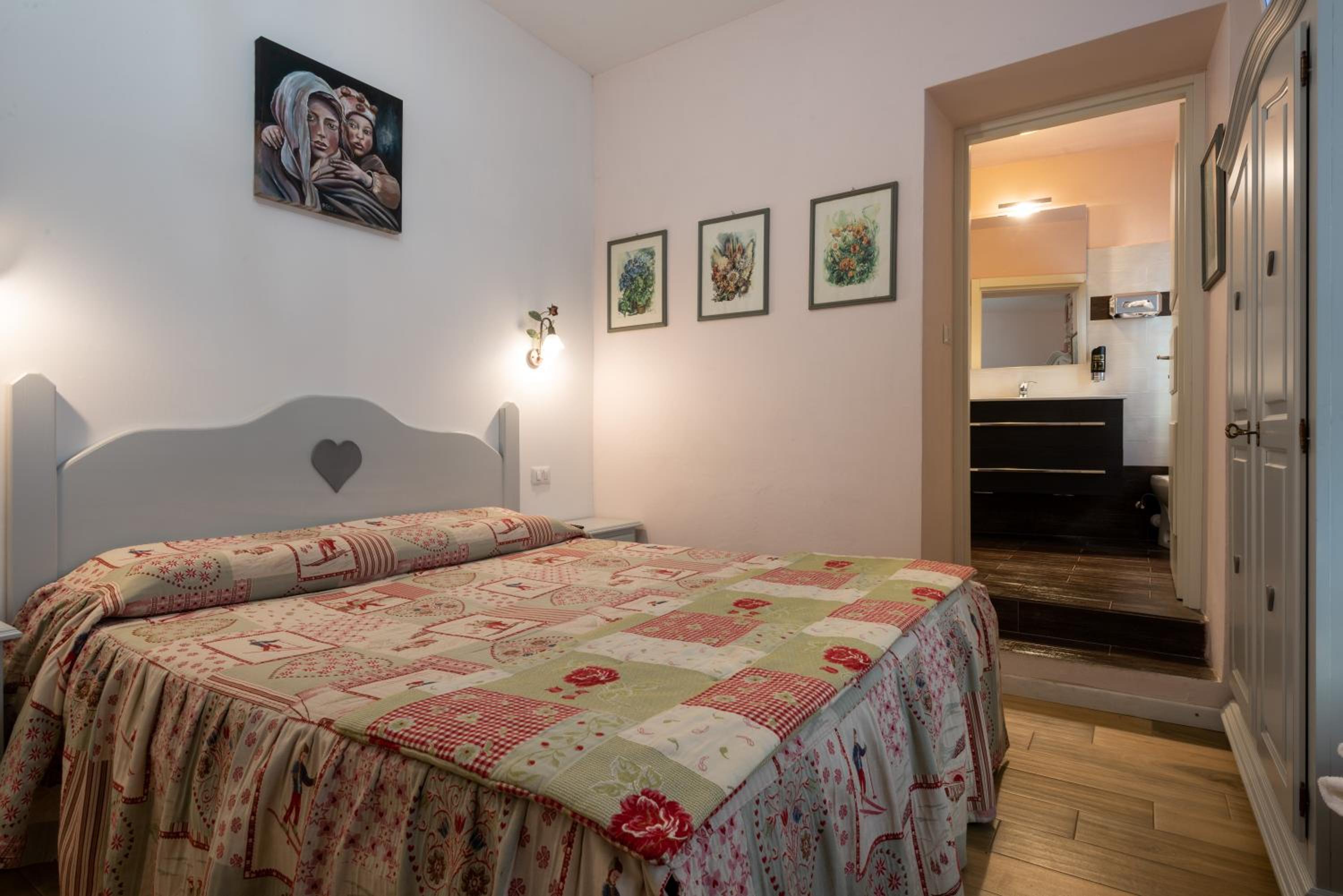 Standard Double Room - Photo 8