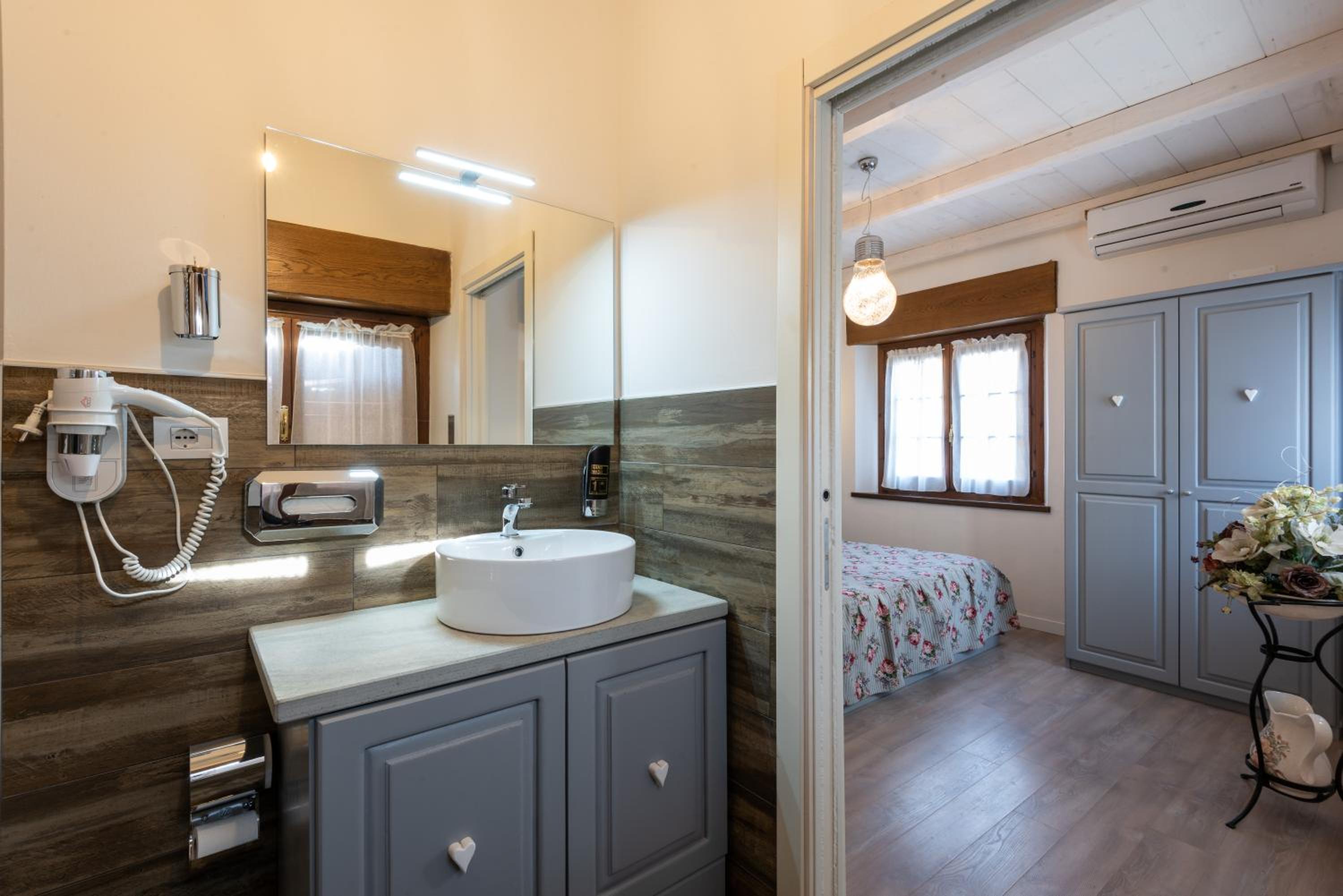 Quadruple Room - Photo 11