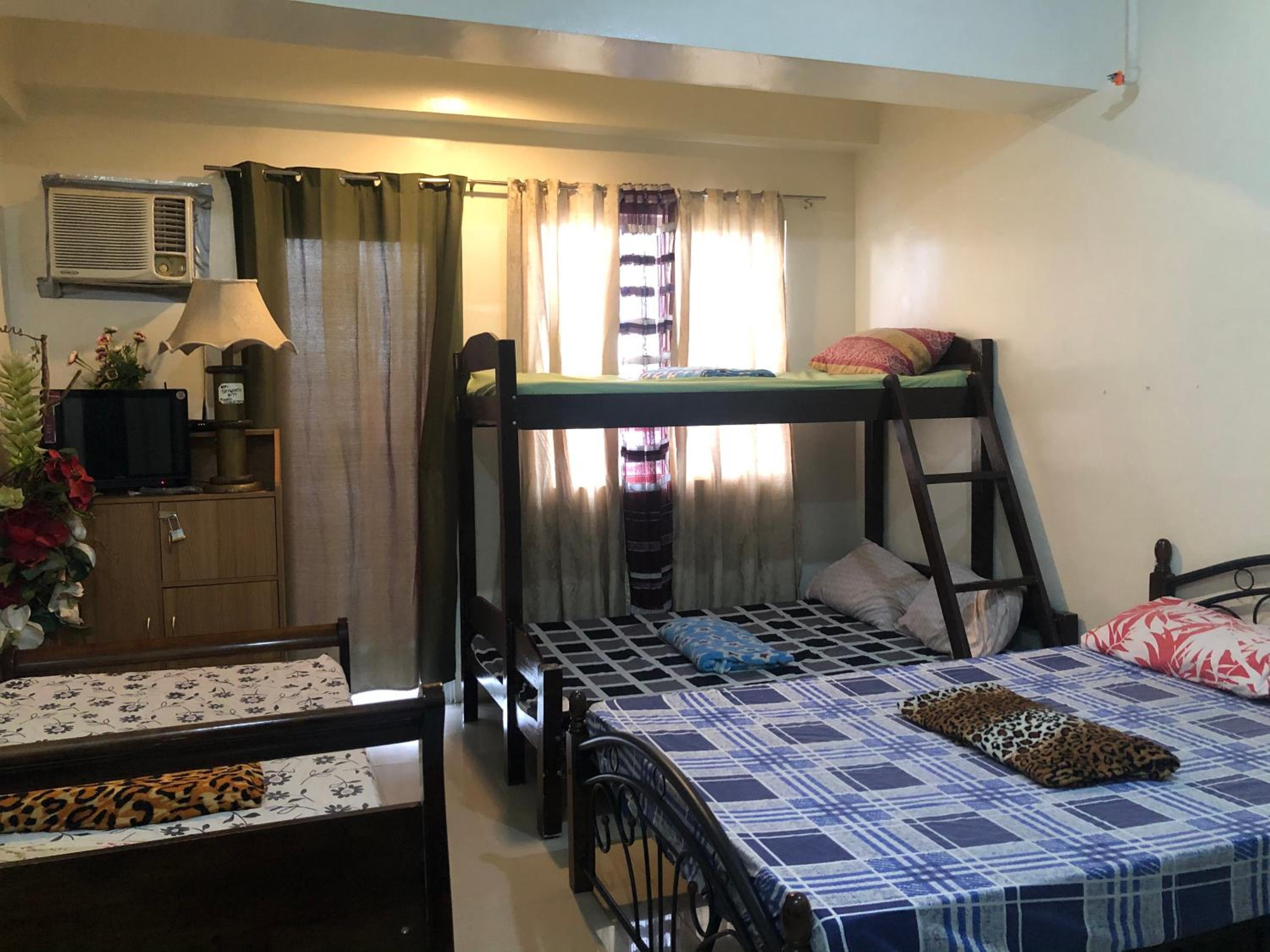 Economy Quadruple Room - Photo 4