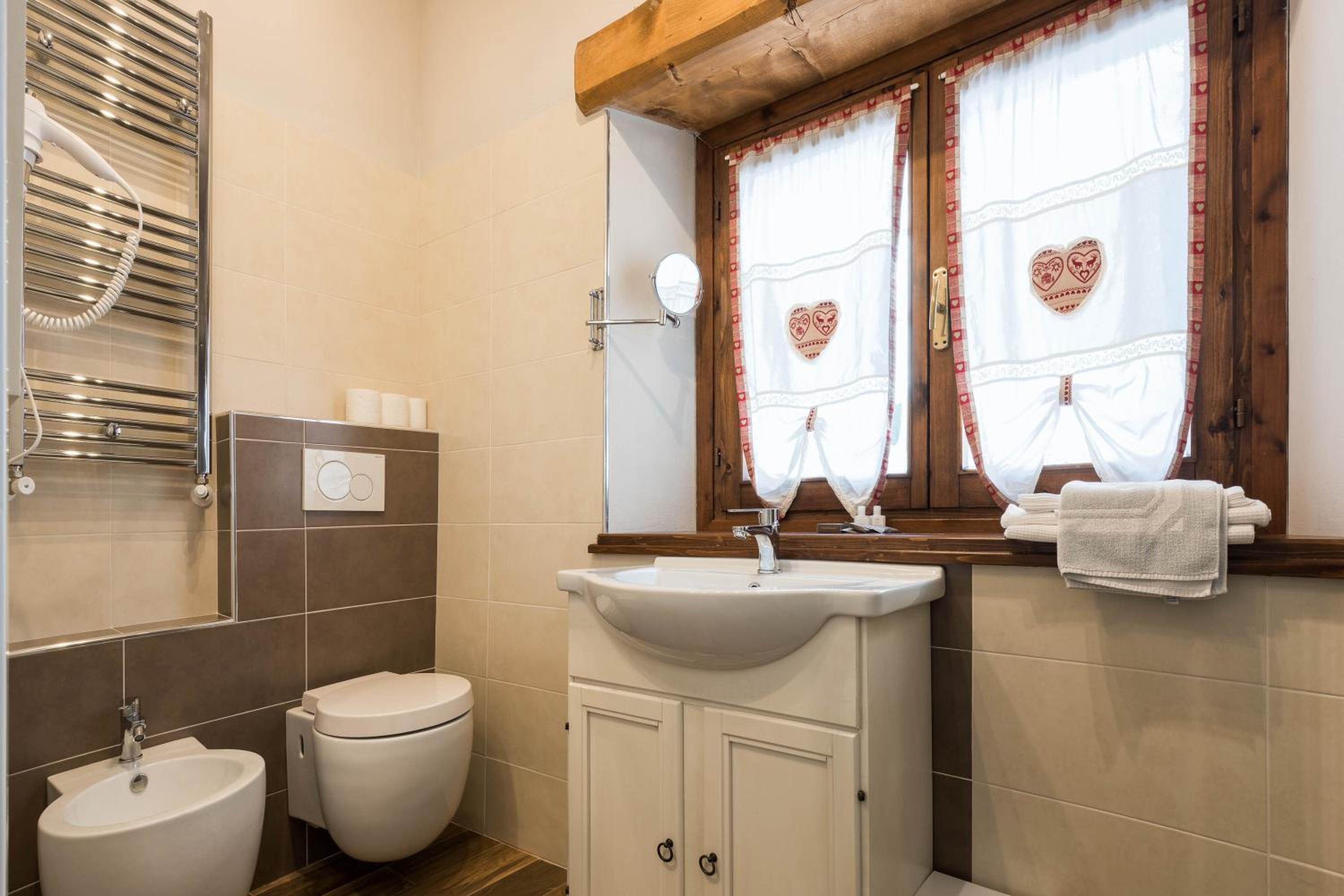 Standard Double Room - Photo 9