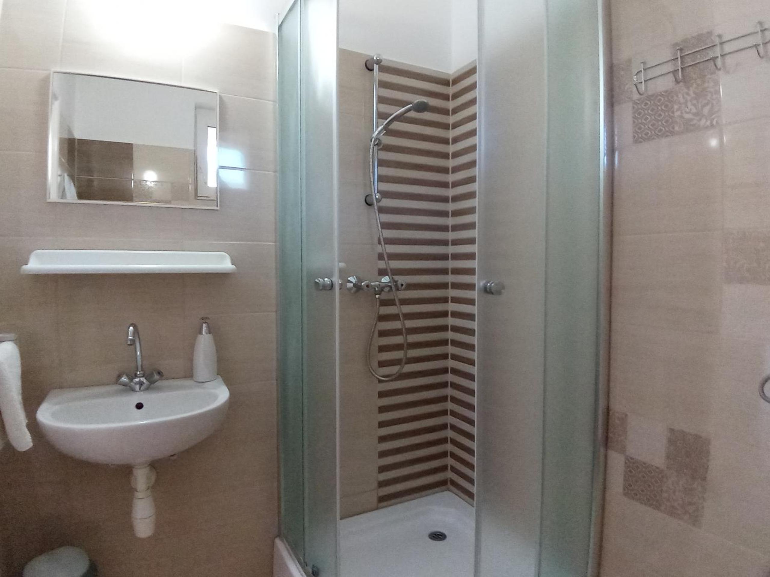 Quadruple Room with Shower - Photo 7