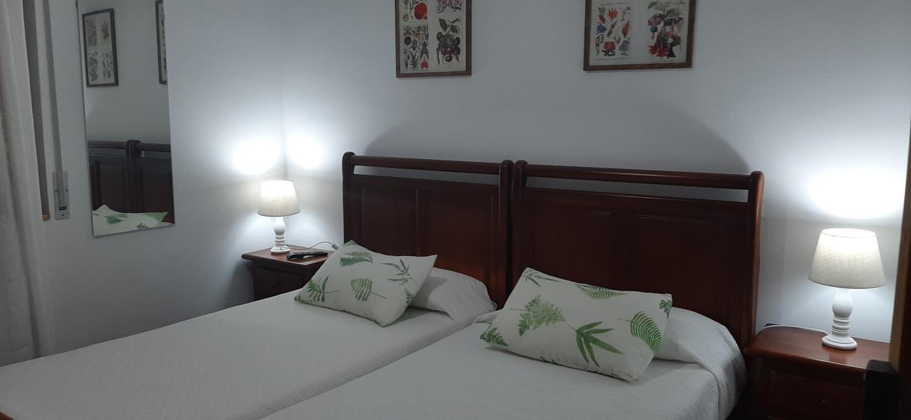 Twin Room with Private Bathroom - Photo 2
