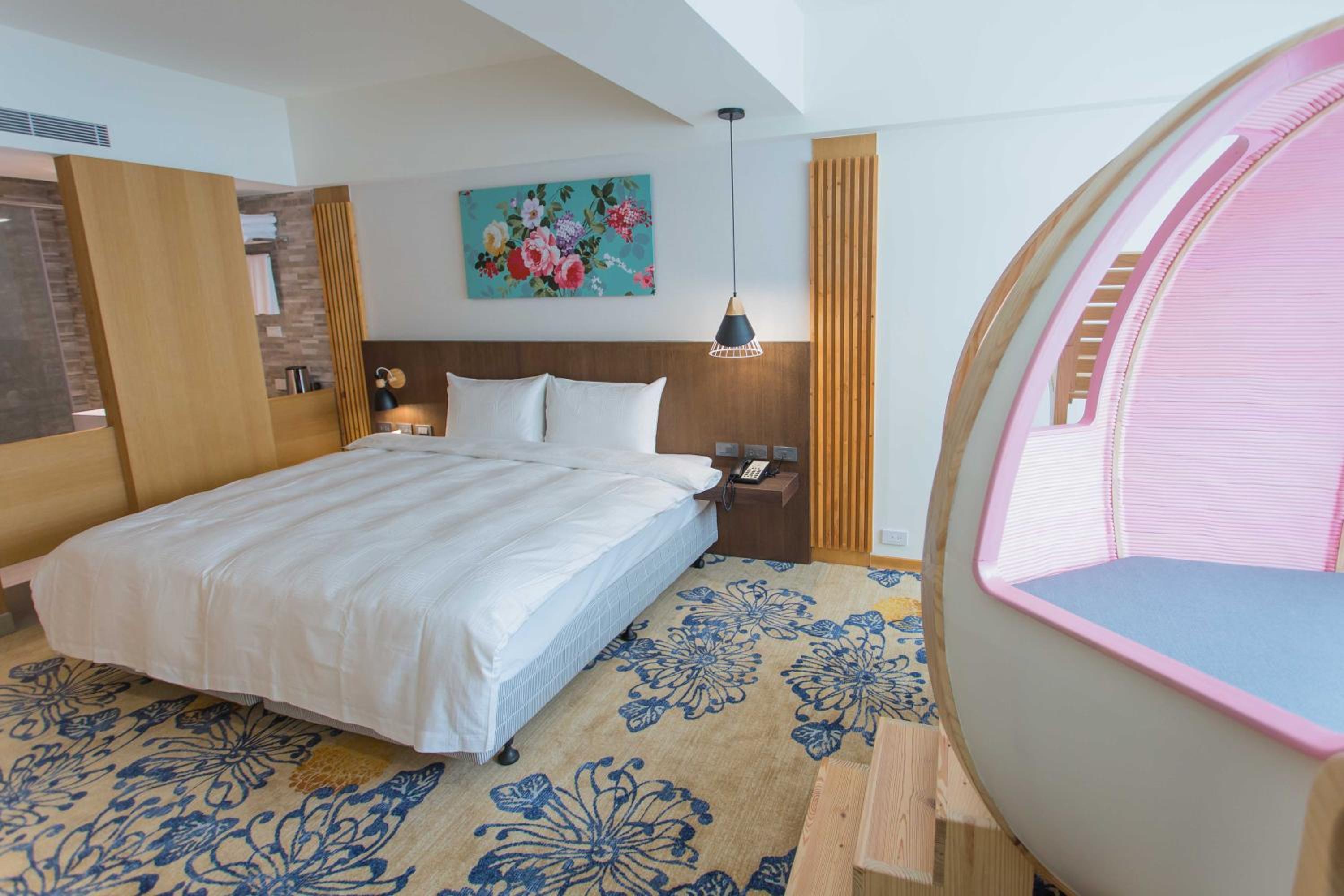 Kid-friendly Family Room with Kids Play bed photo 2