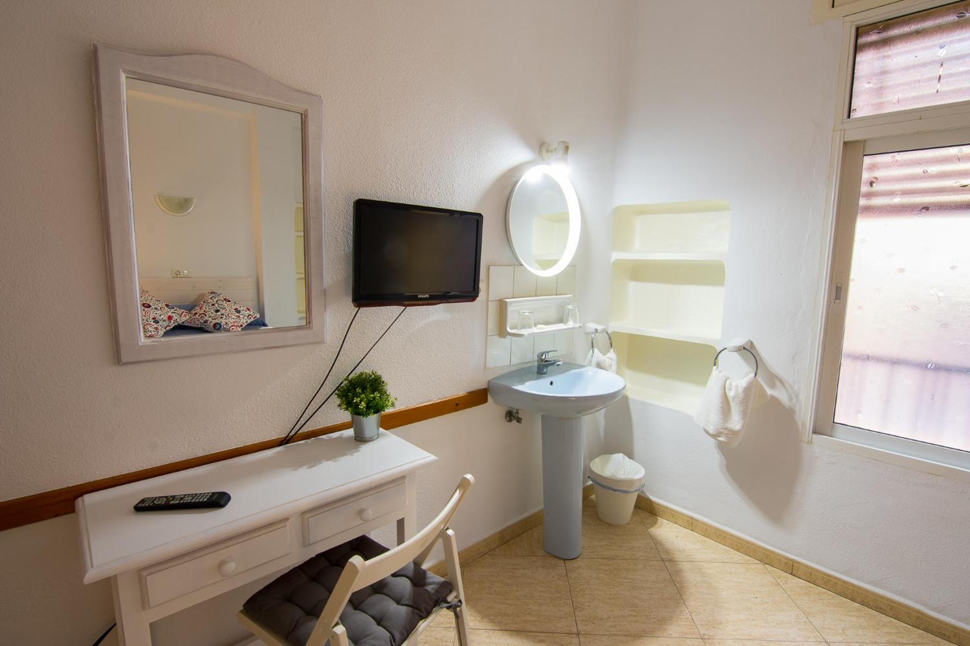 Double Room - Single Use with Shared Bathroom photo 3