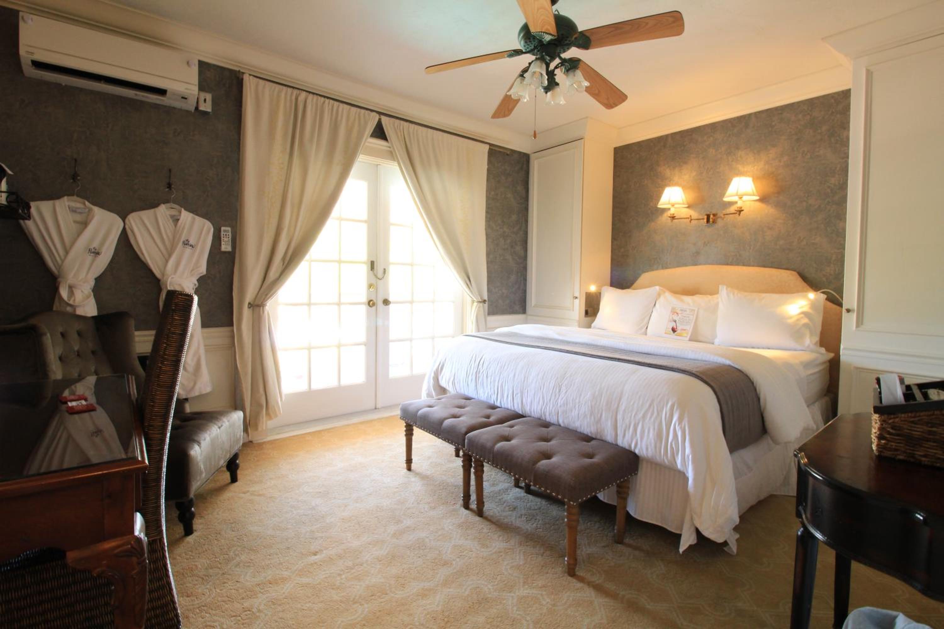 Premium King Room photo 1