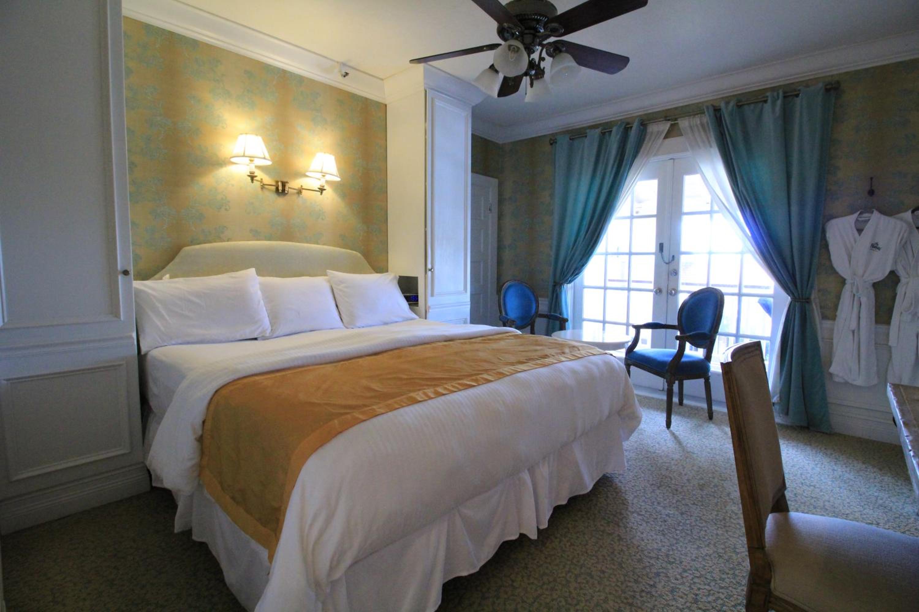 Premium King Room photo 3