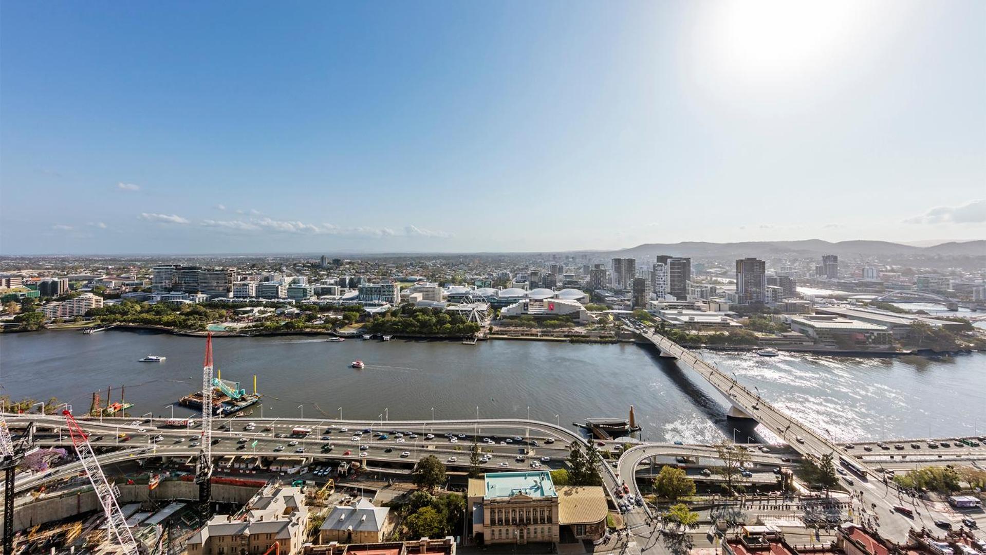 Three-Bedroom Apartment with River View - Photo 9