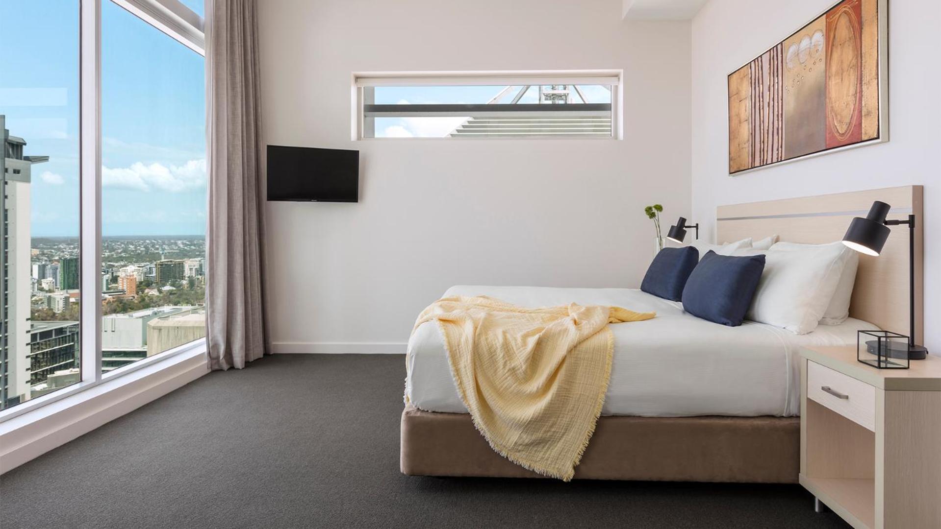 Three-Bedroom Apartment with River View - Photo 16
