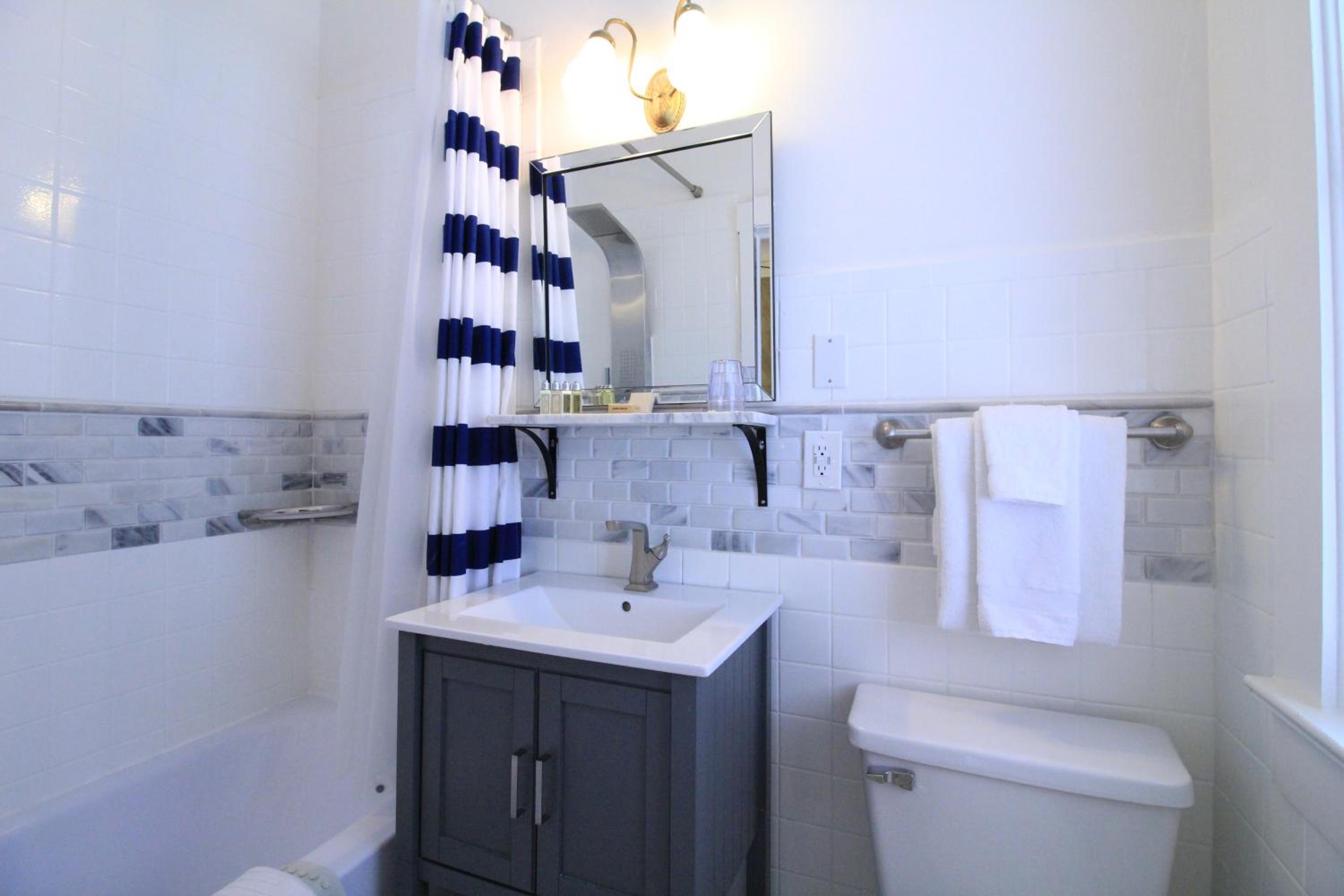 Premium King Room photo 2