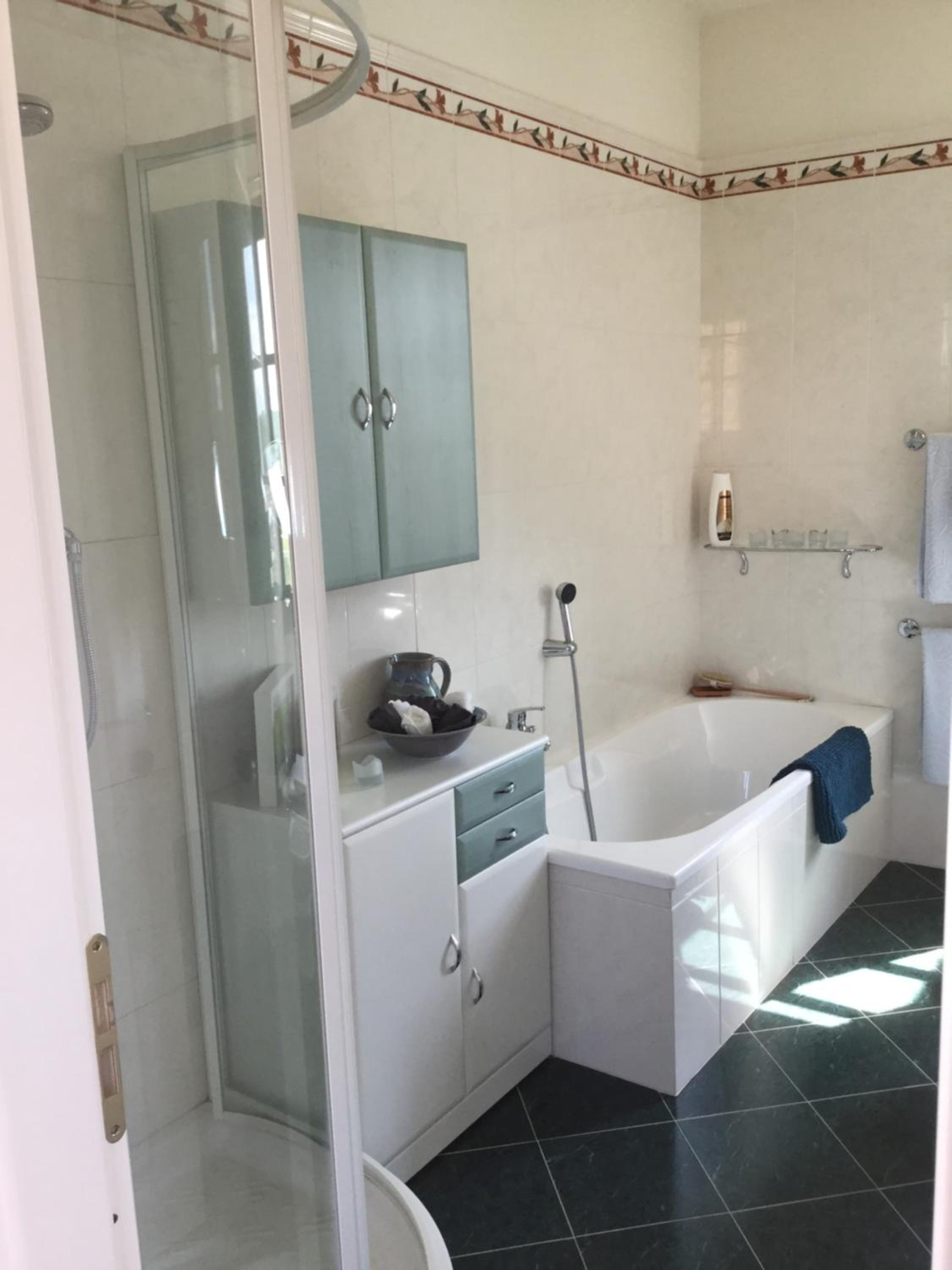 Executive Suite - Photo 17