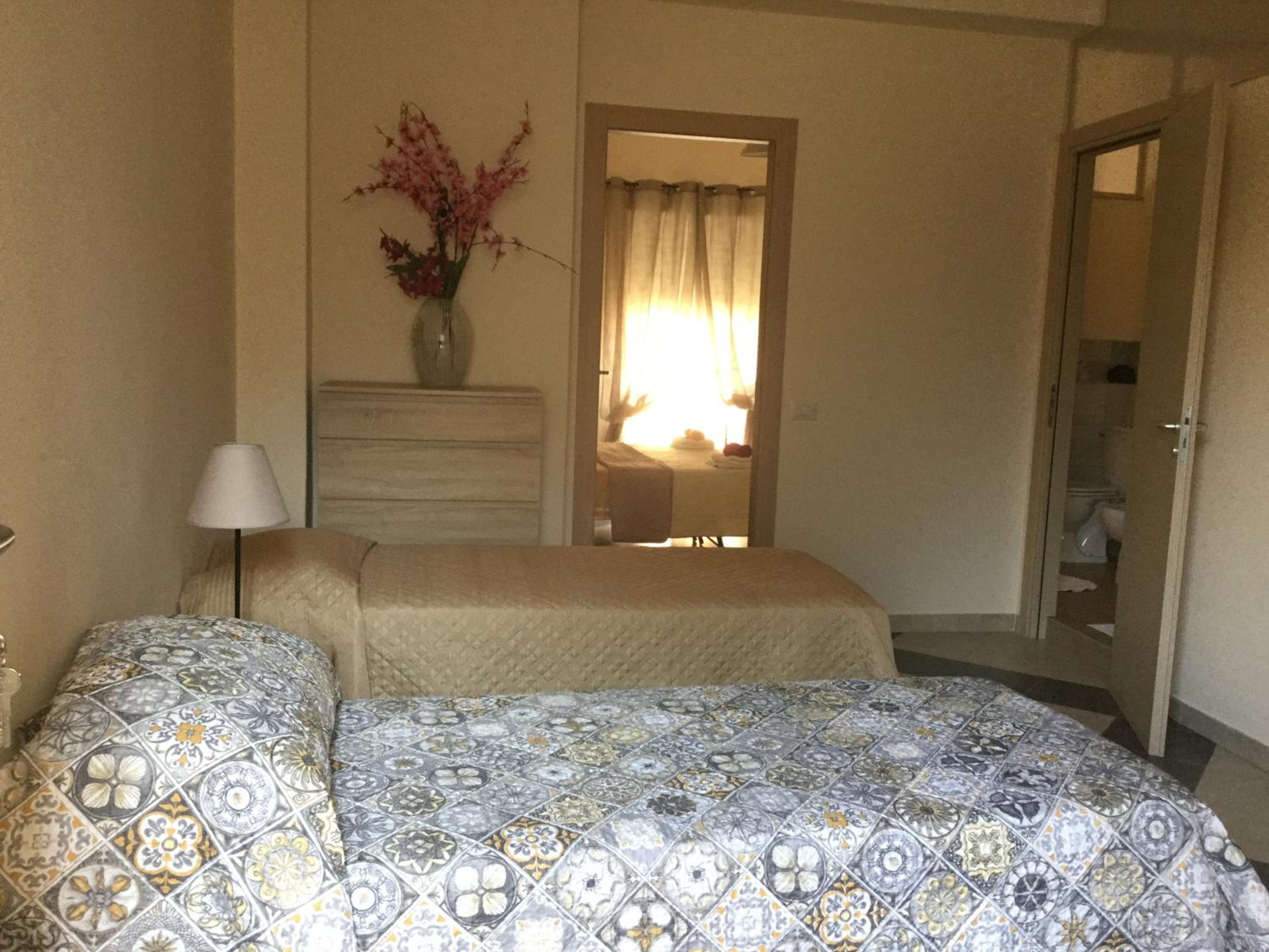 Quadruple Room with Balcony - Photo 9