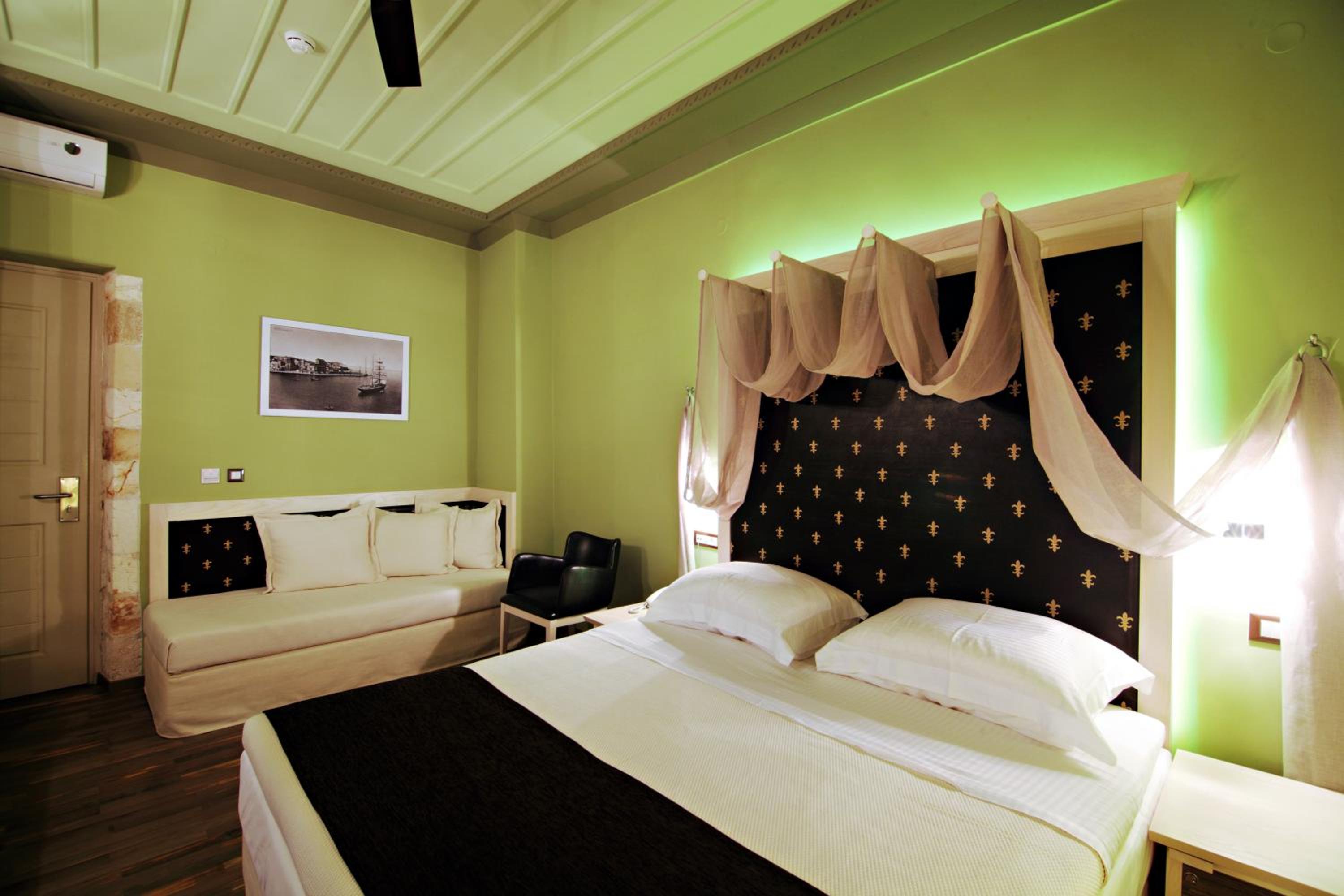 One-Bedroom Suite - Photo 12