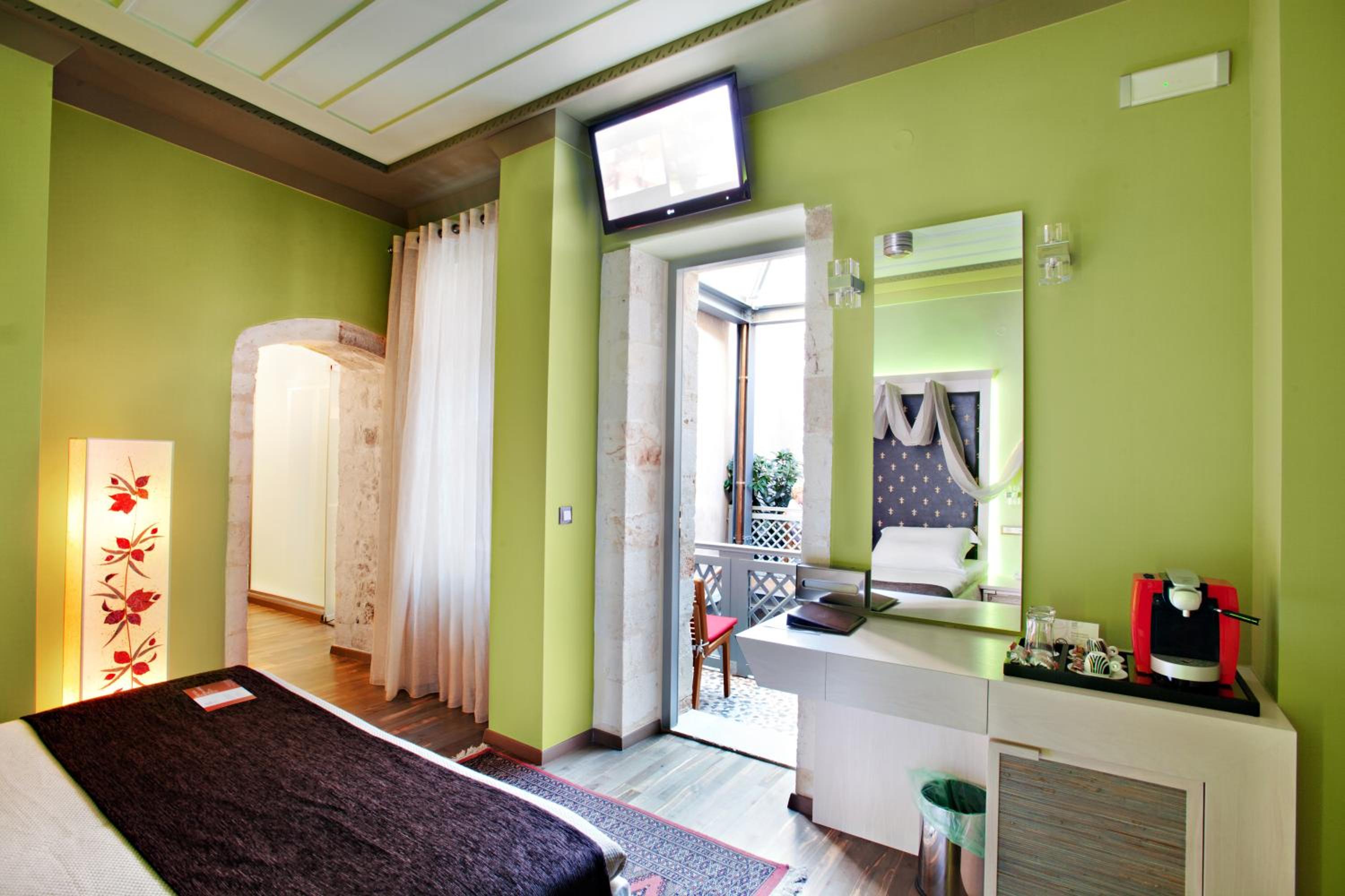 One-Bedroom Suite - Photo 11
