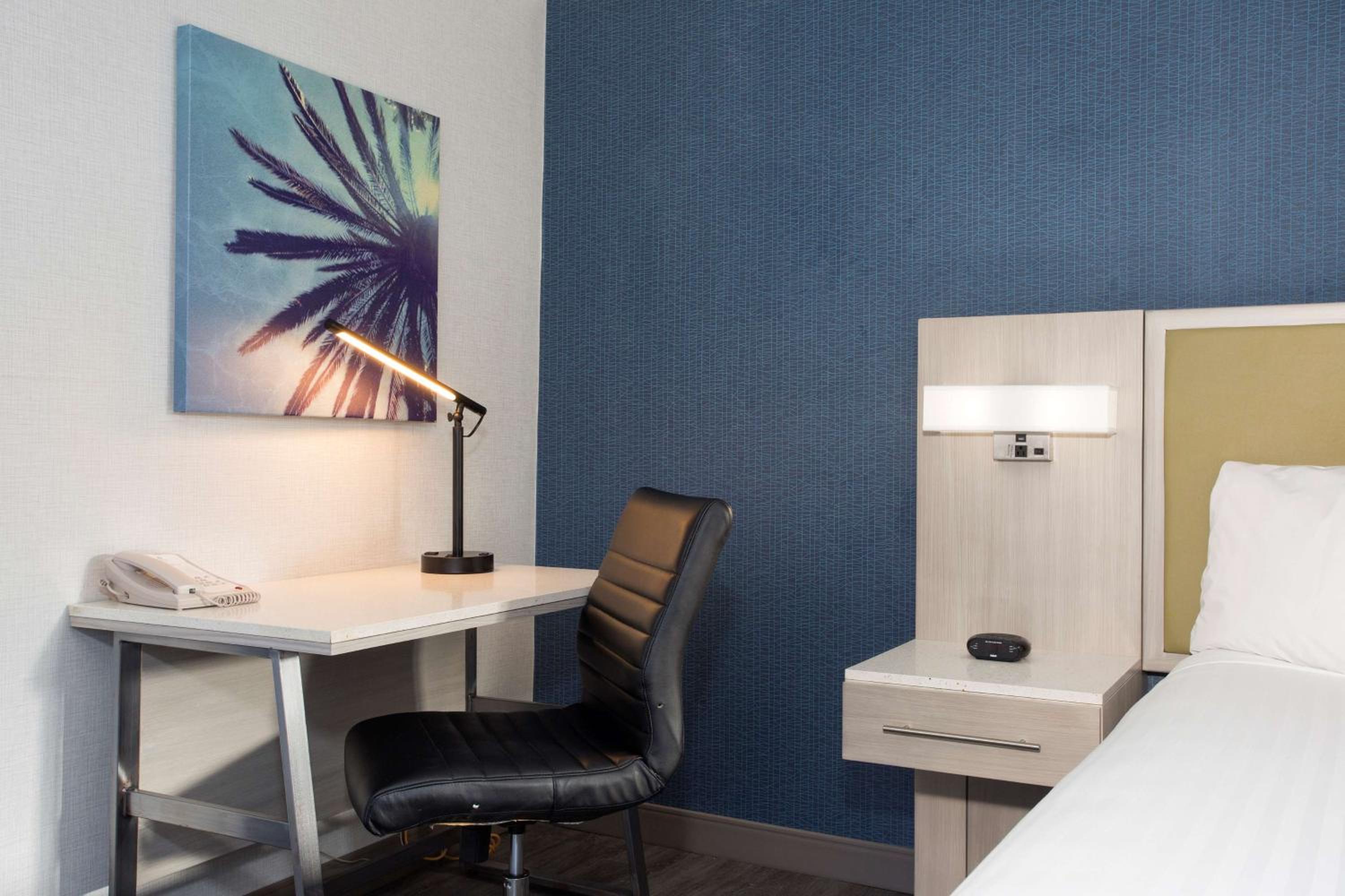 Queen Room with Roll-in Shower - Disability Access - Non-smoking