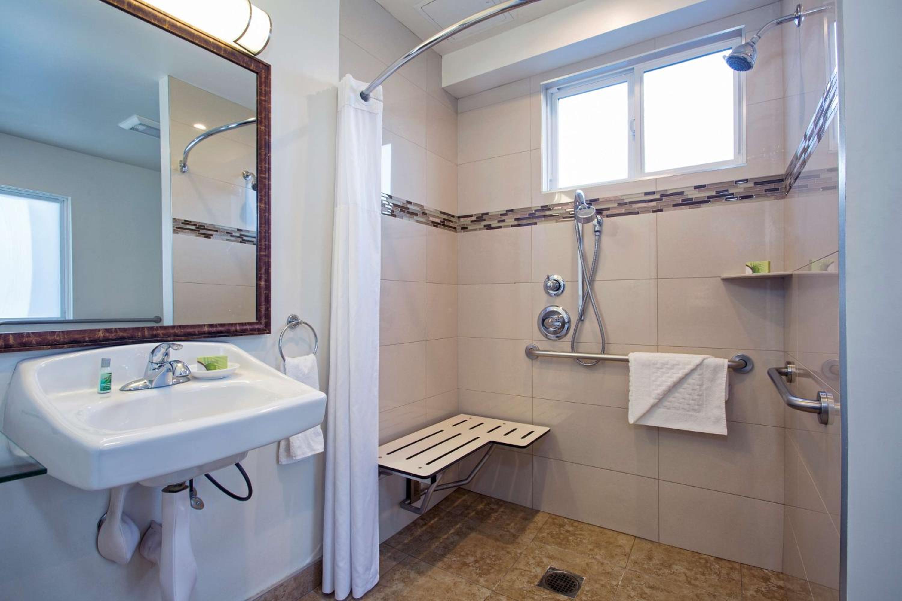 Queen Room with Roll-in Shower - Disability Access - Non-smoking
