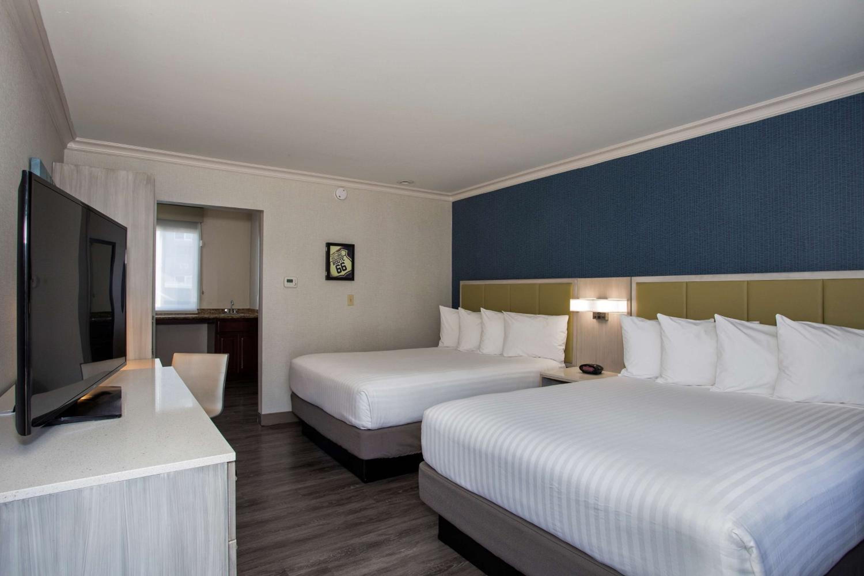 Queen Room with Two Queen Beds - Pet Friendly thumbnail 5