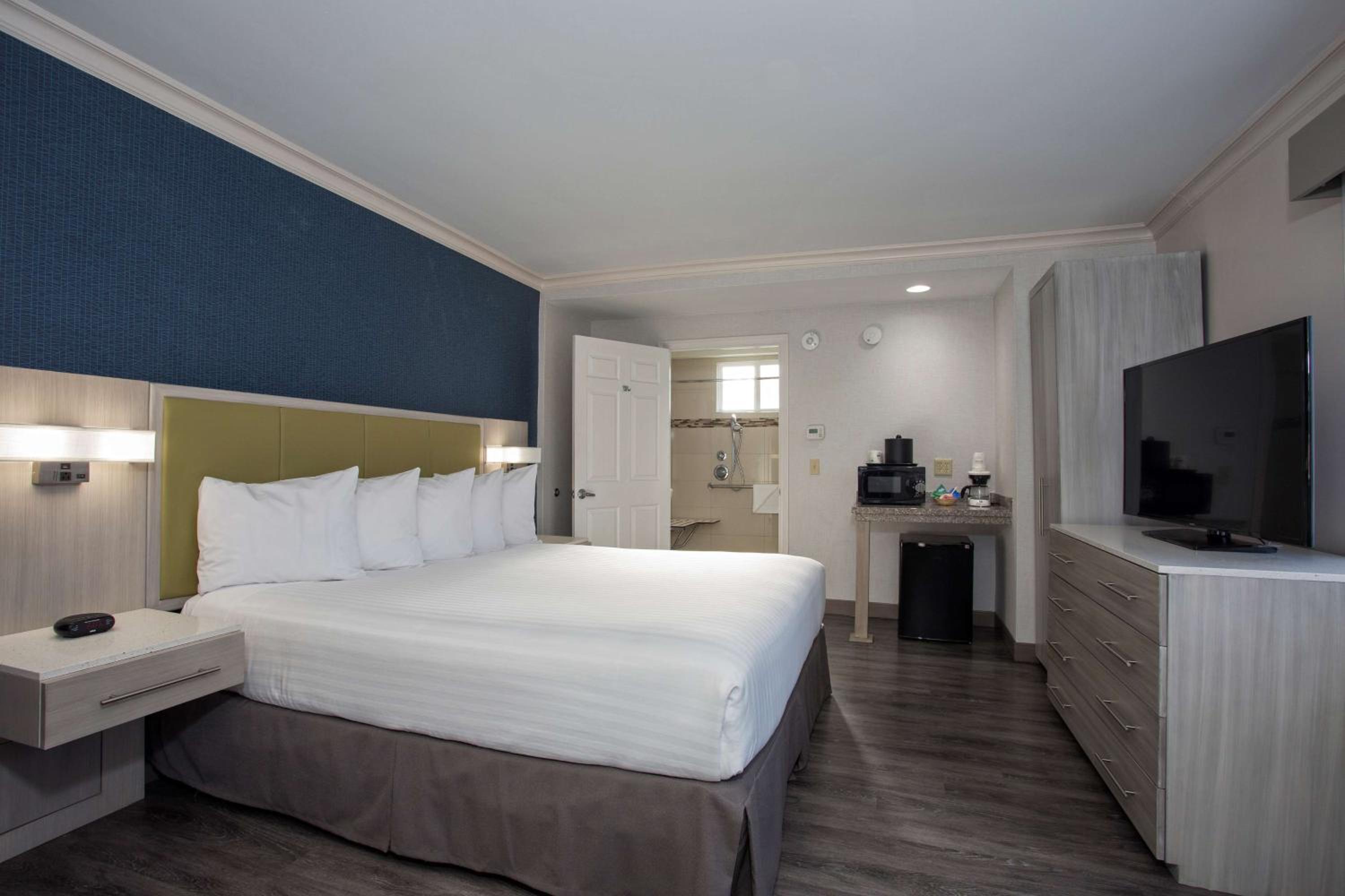 Queen Room with Roll-in Shower - Disability Access - Non-smoking