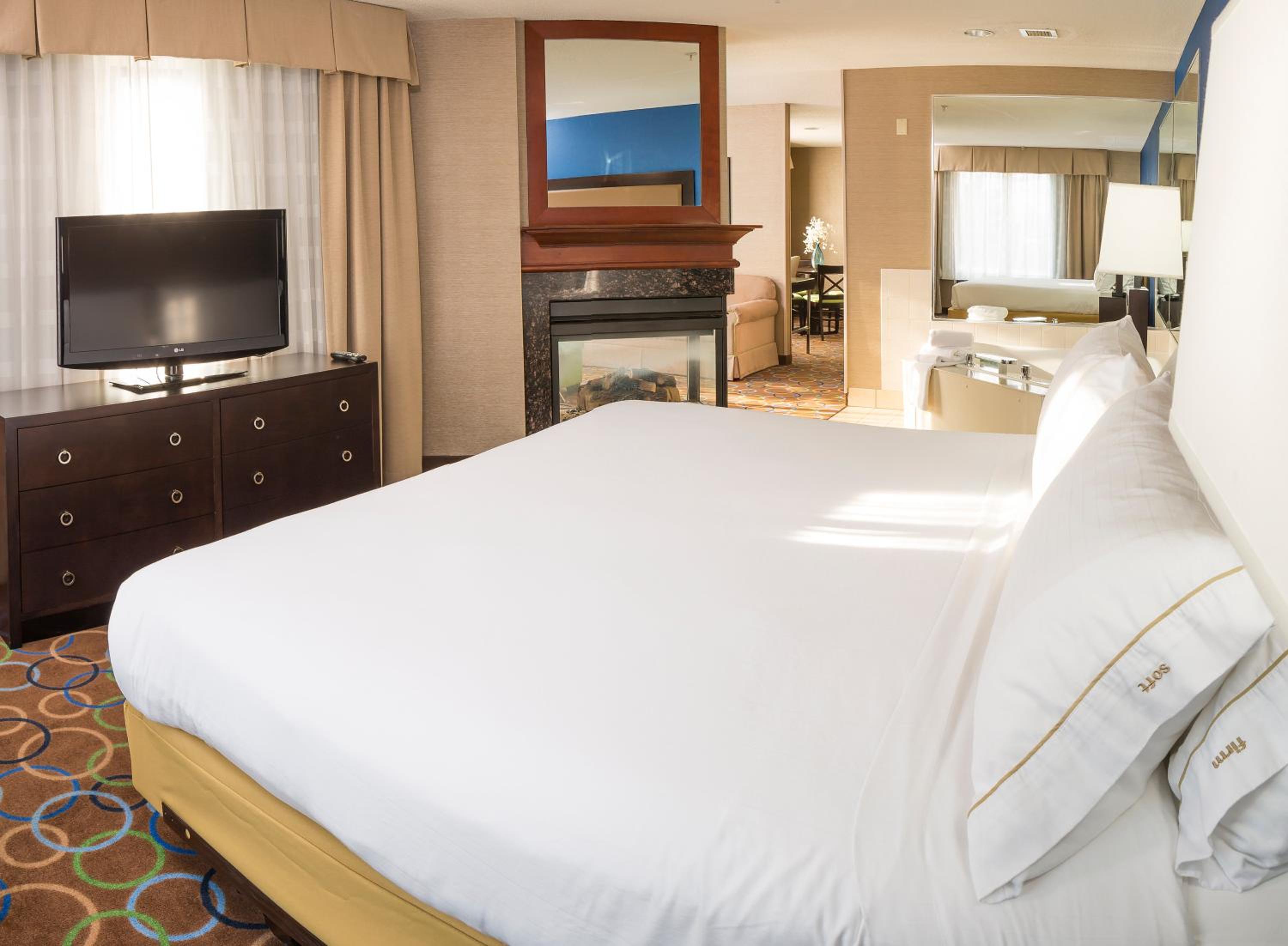 King Suite with Spa Bath at Holiday Inn Express Hotel & Suites Manchester - Airport by IHG in Manchester