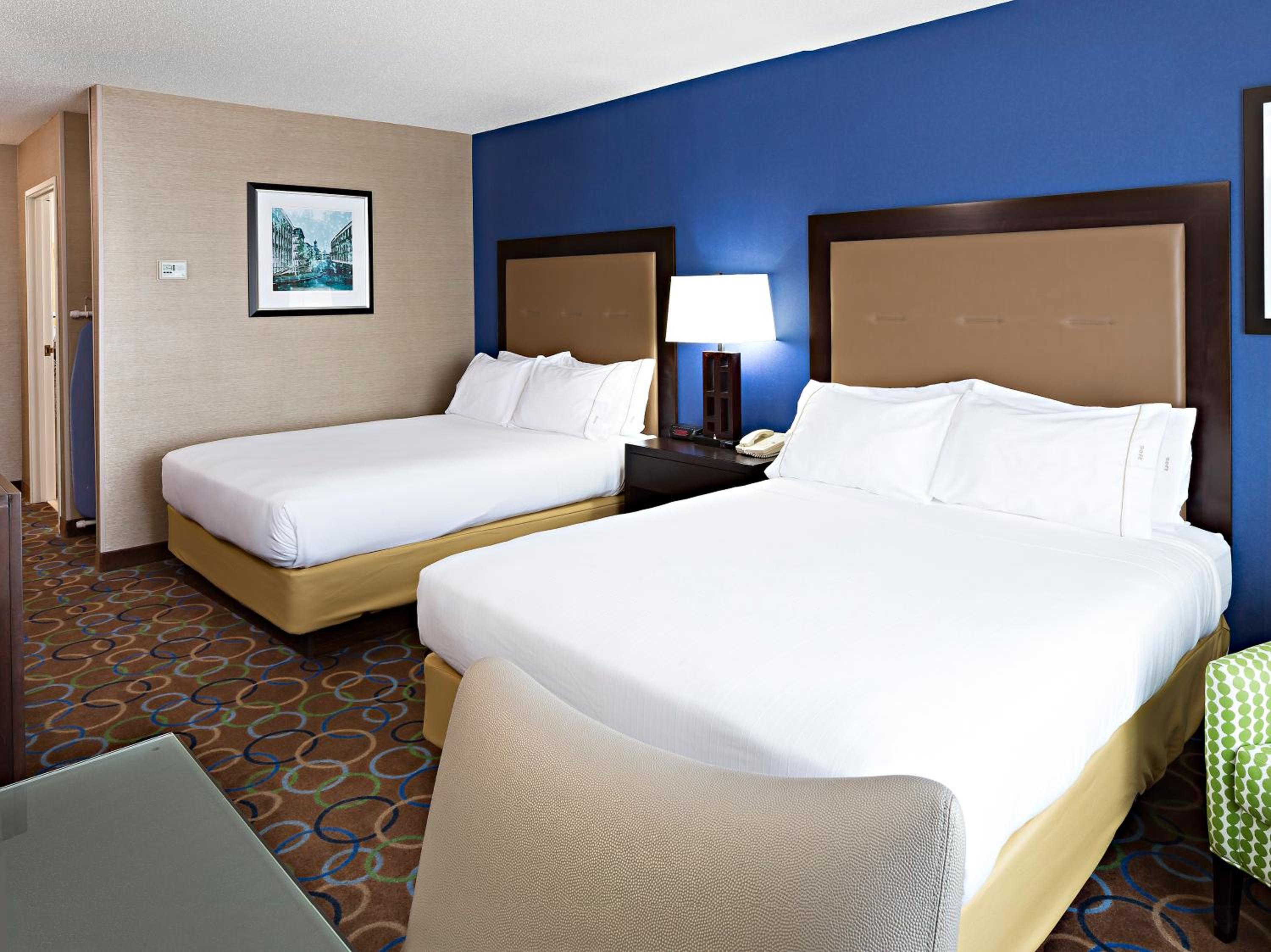 Standard Room with Two Queen Beds photo 2