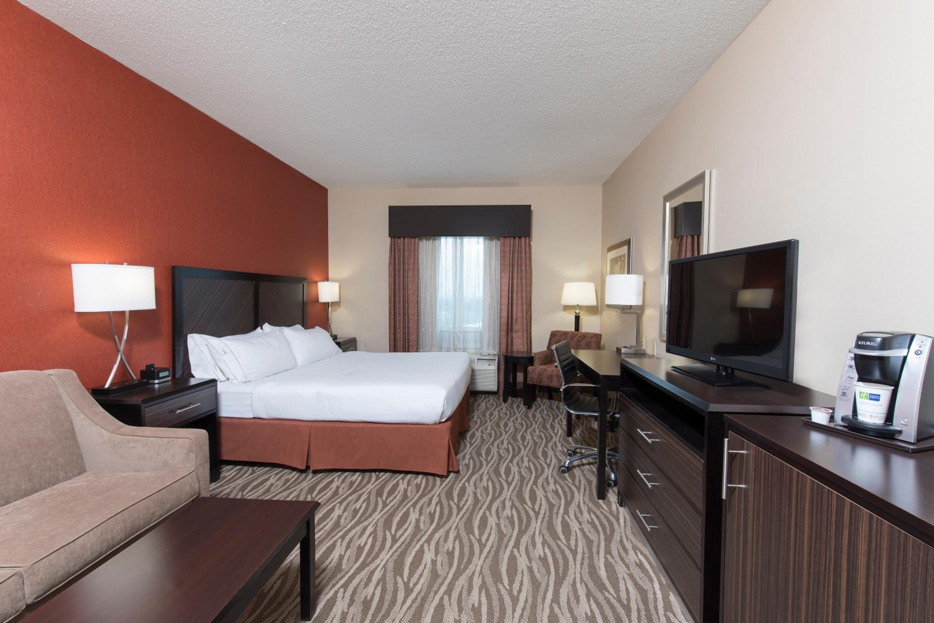 Standard King Room with Sofa Bed - Photo 1