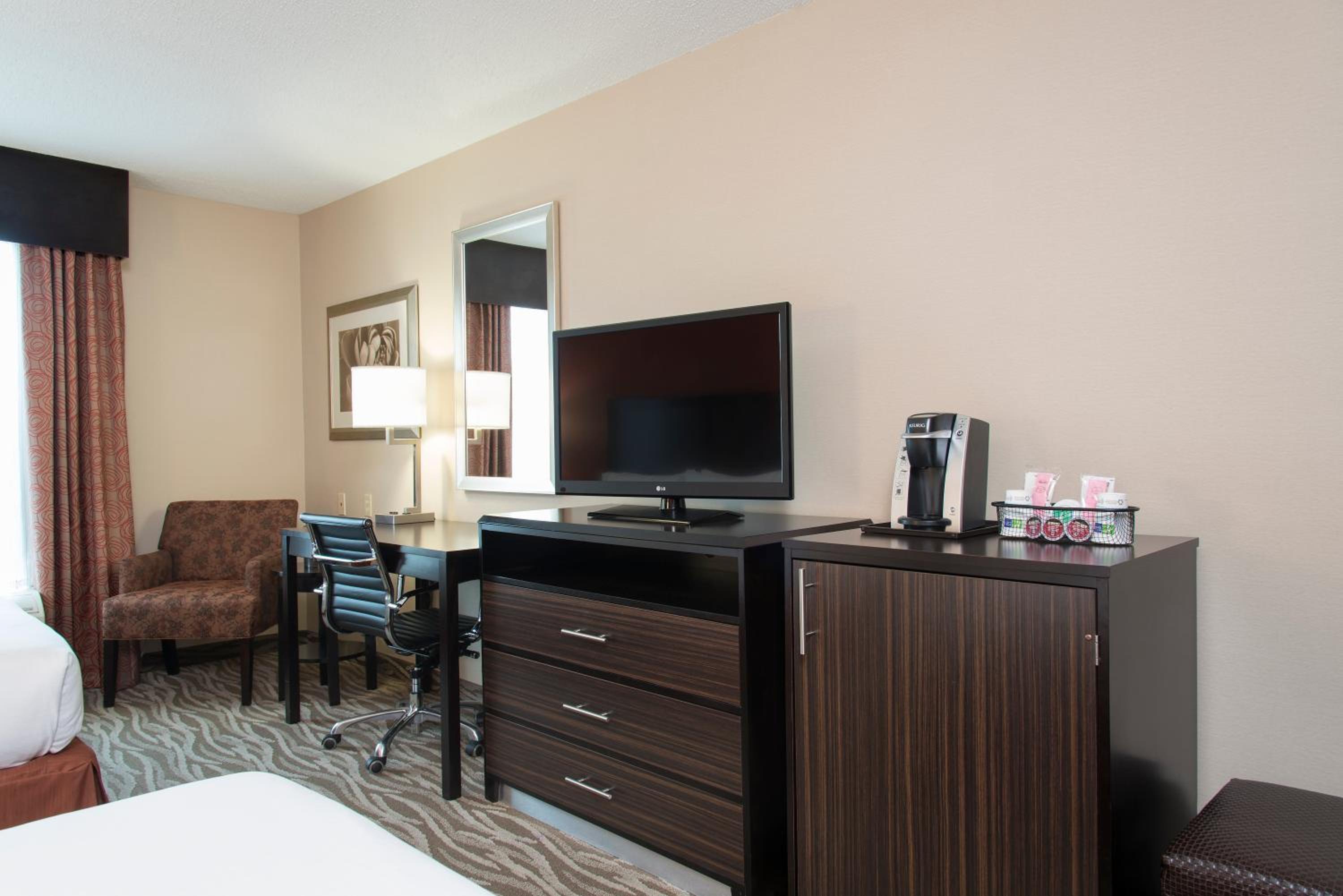 Standard King Room - Photo 5