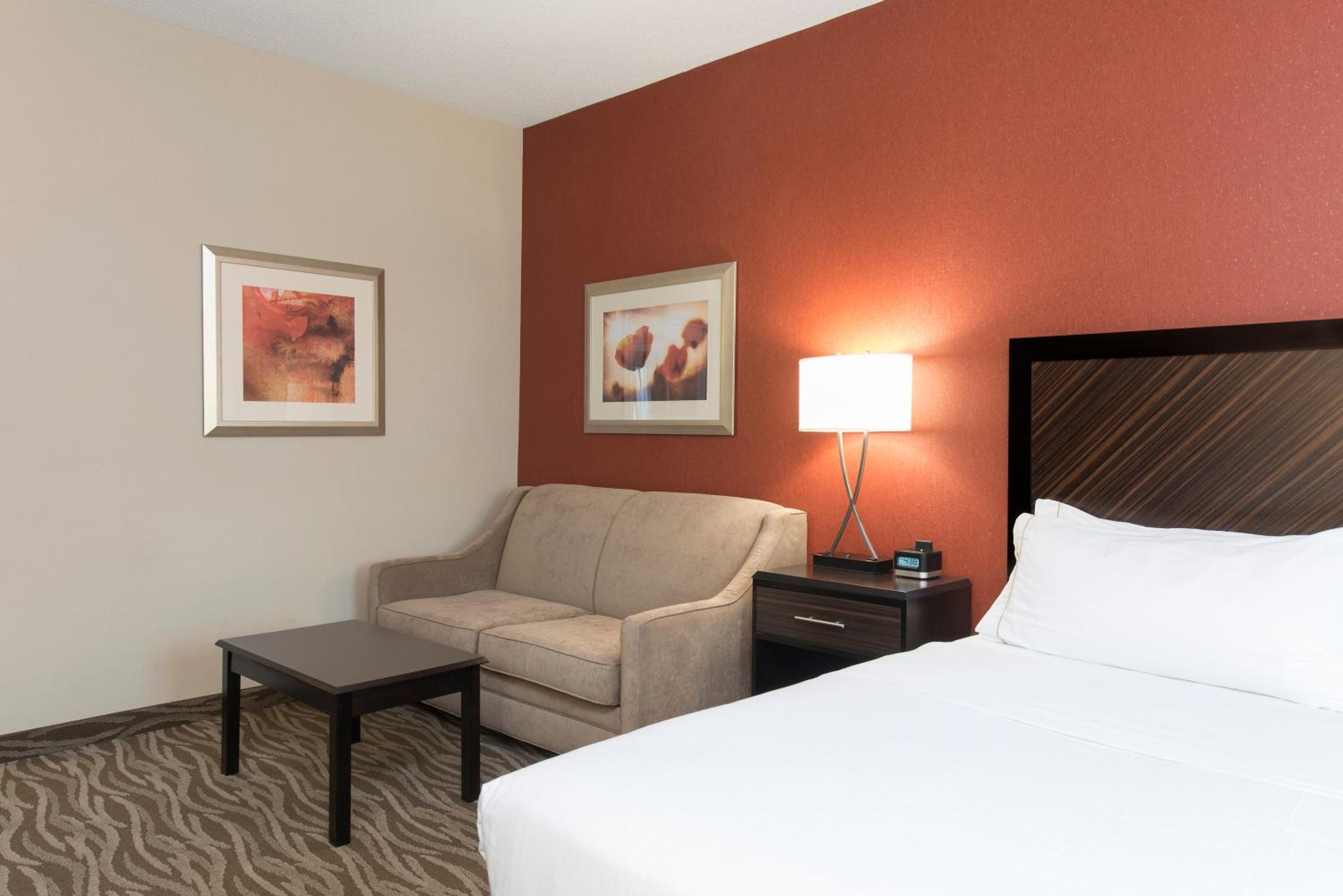 Standard King Room with Sofa Bed - Photo 3