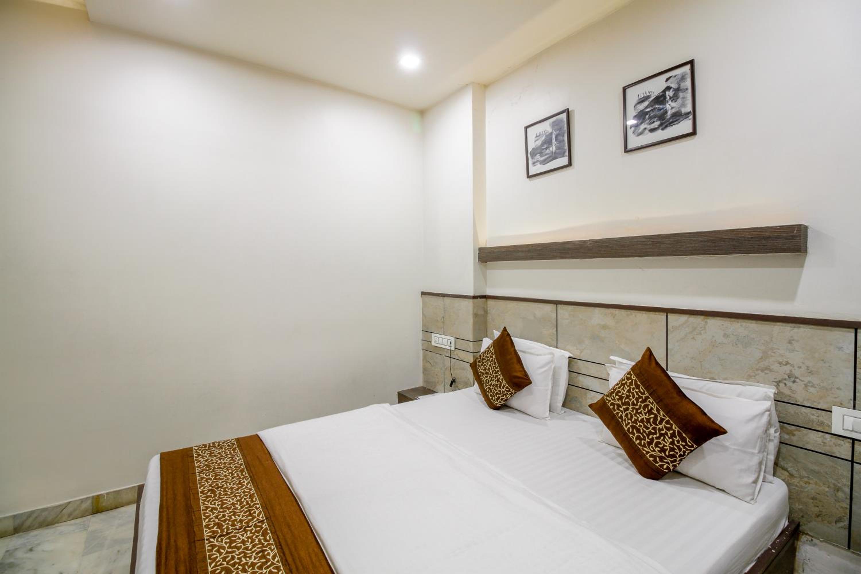 Standard Double or Twin Room - Photo 10