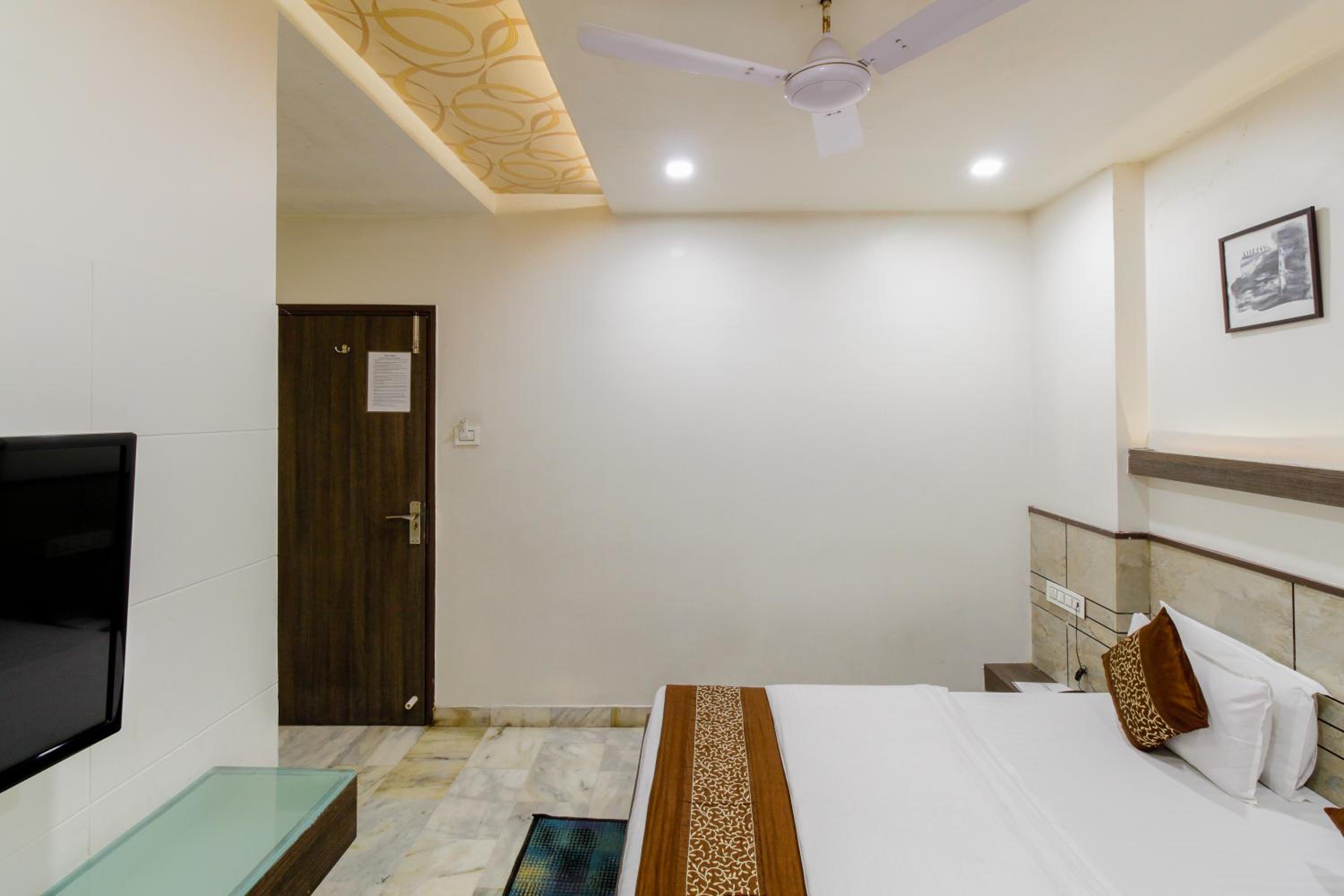 Standard Double or Twin Room - Photo 9