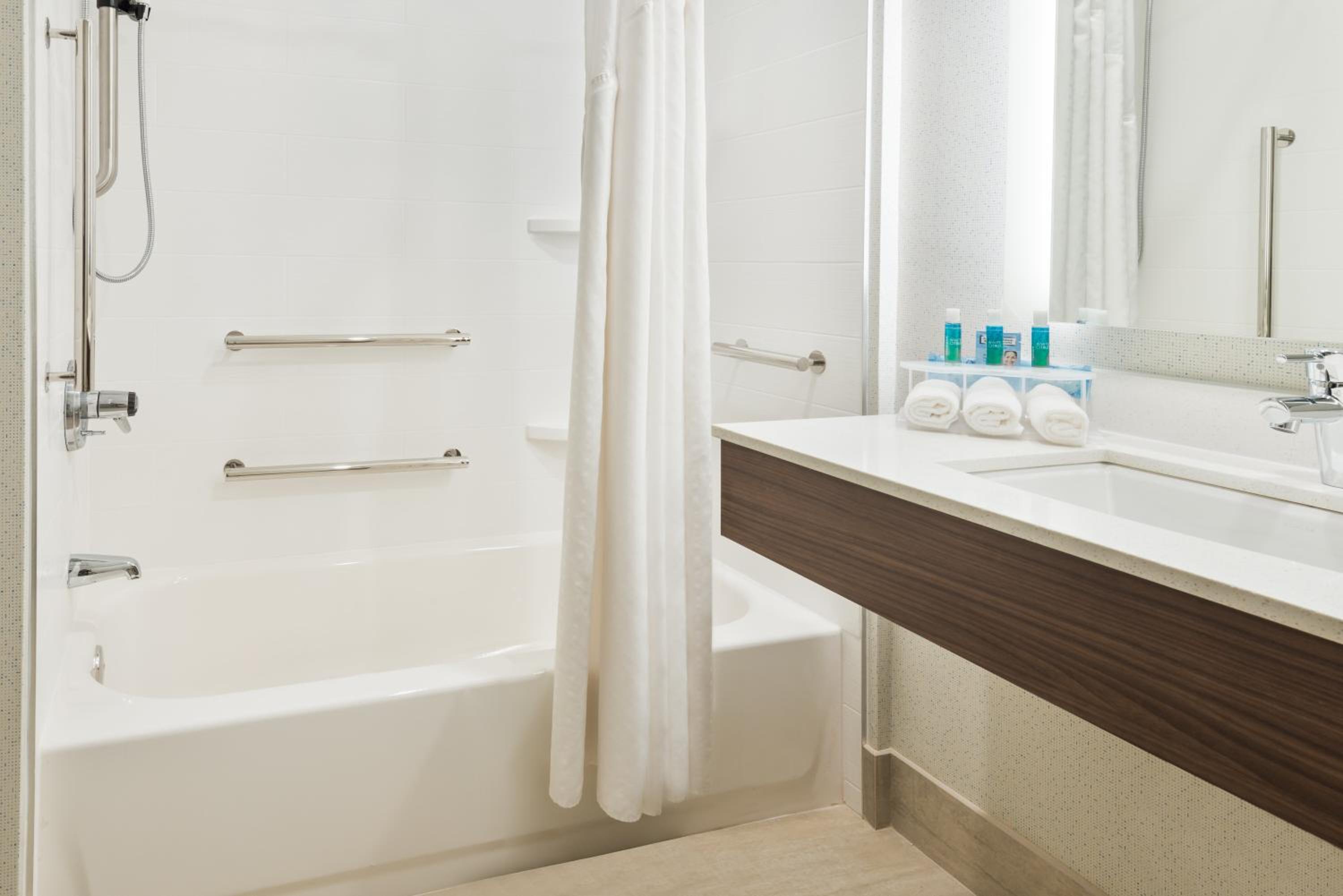 Queen Room with Two Queen Beds - Hearing Accessible