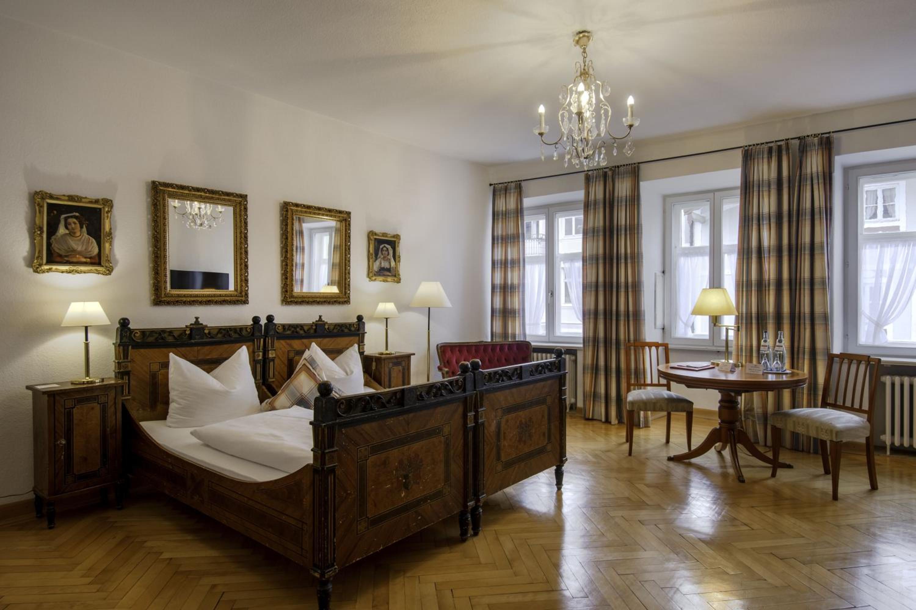 Deluxe Double Room (2 Adults + 1 Child)
