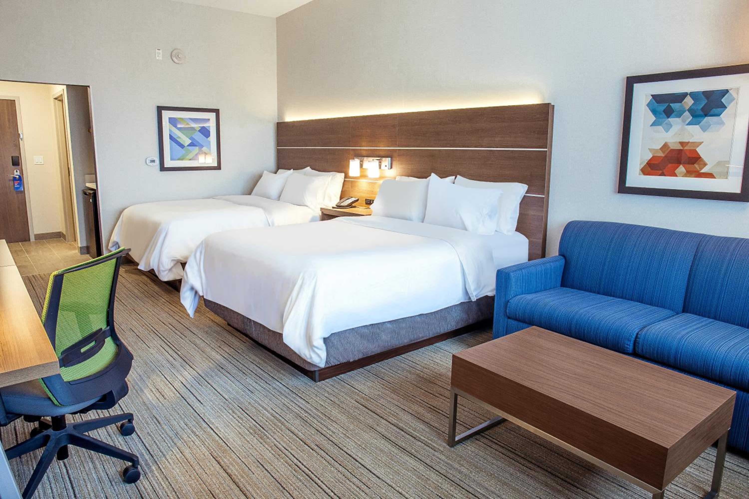 Suite with Two Queen Beds - Photo 4