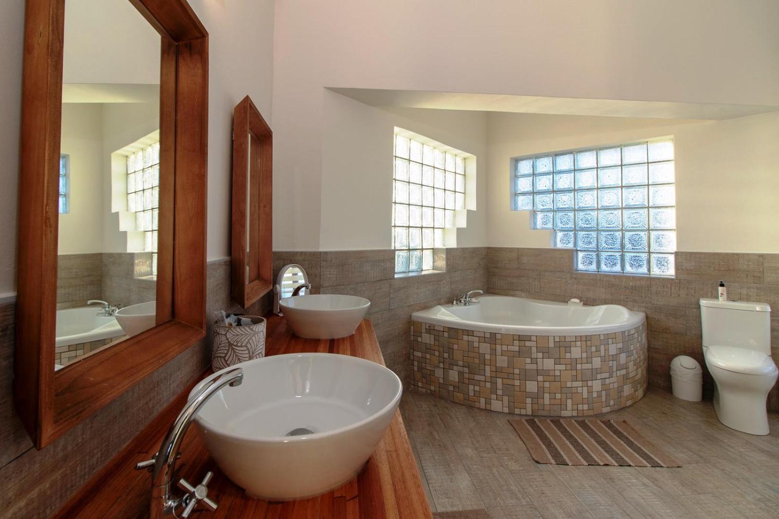 Queen Room with Sea View - Photo 2