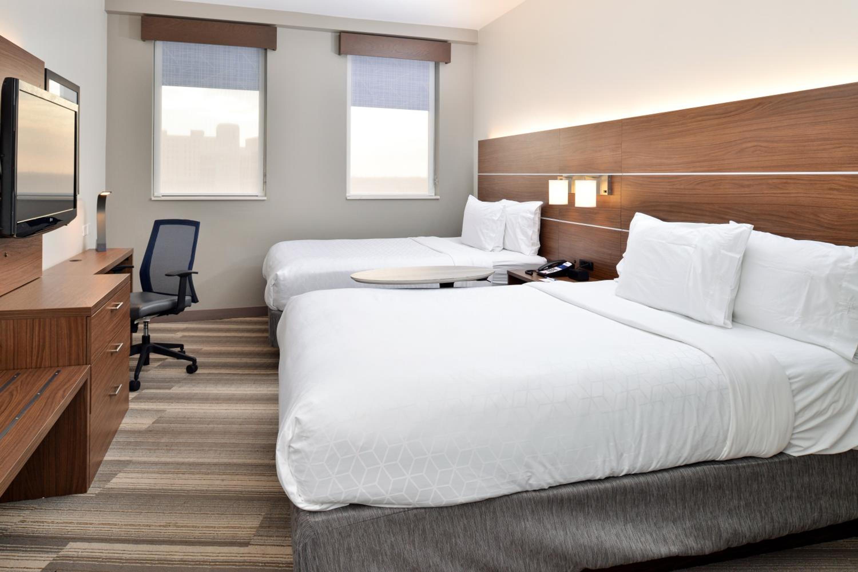 Standard Room with Two Queen Beds - Photo 7