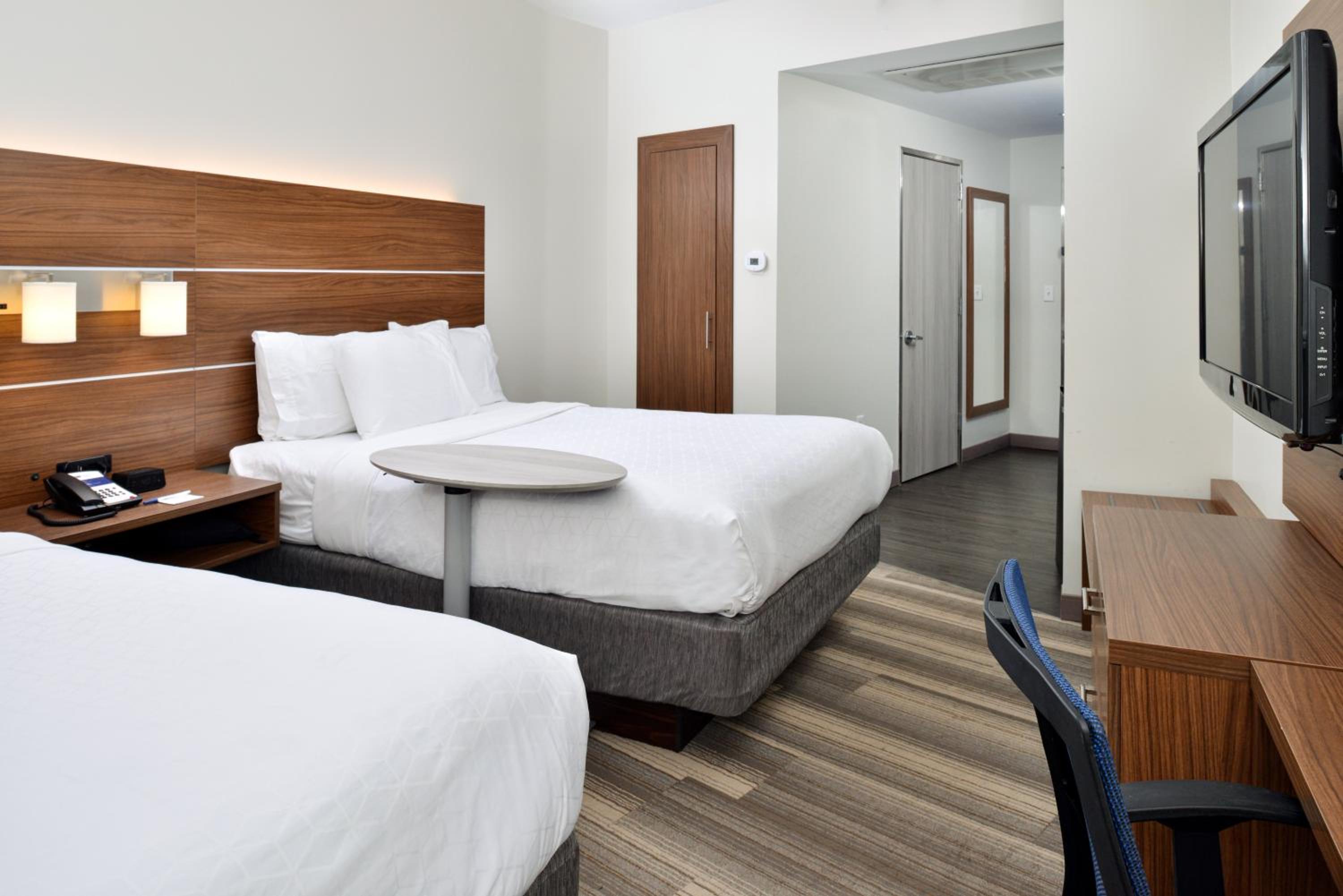 Standard Room with Two Queen Beds - Photo 12