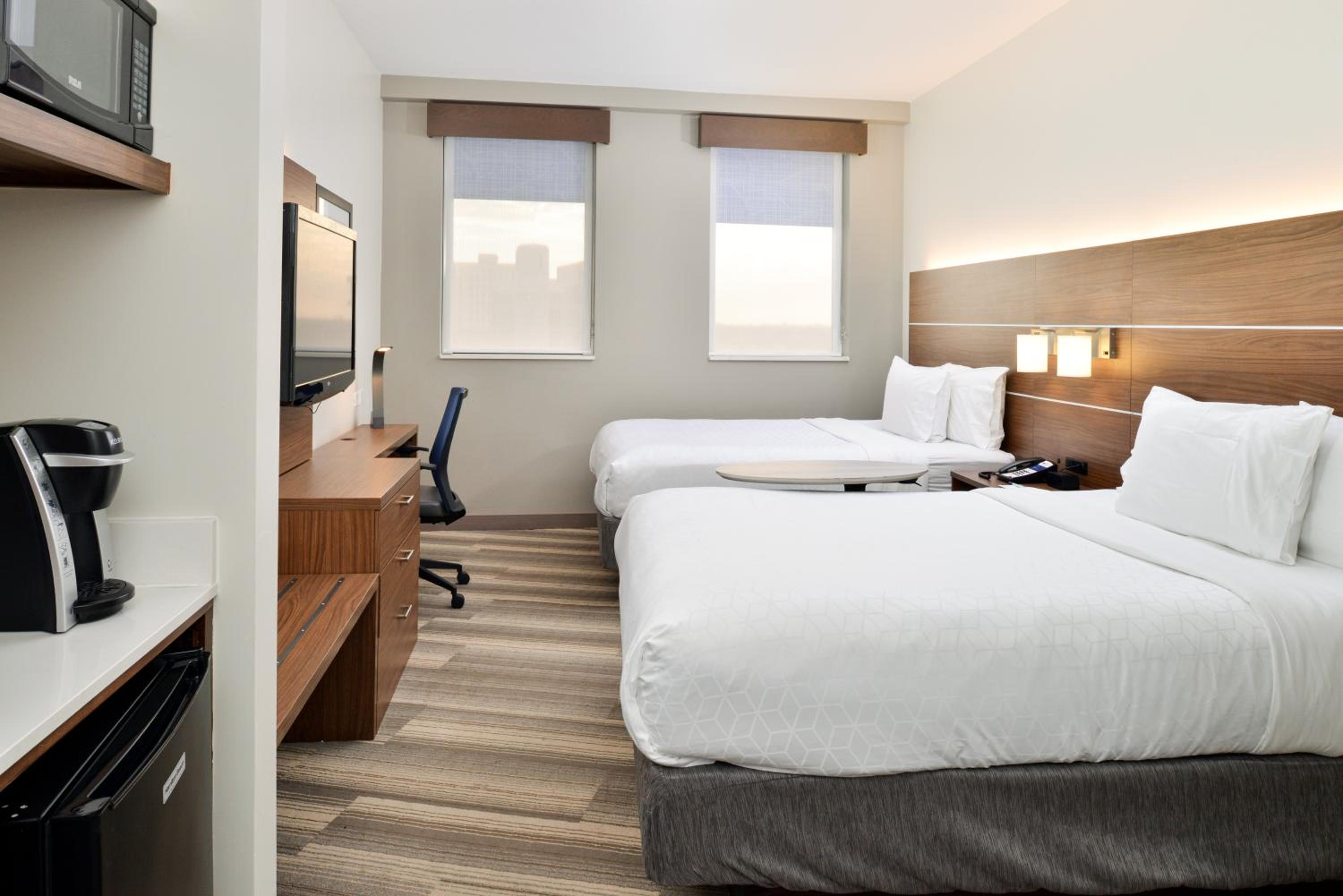 Standard Room with Two Queen Beds - Photo 6