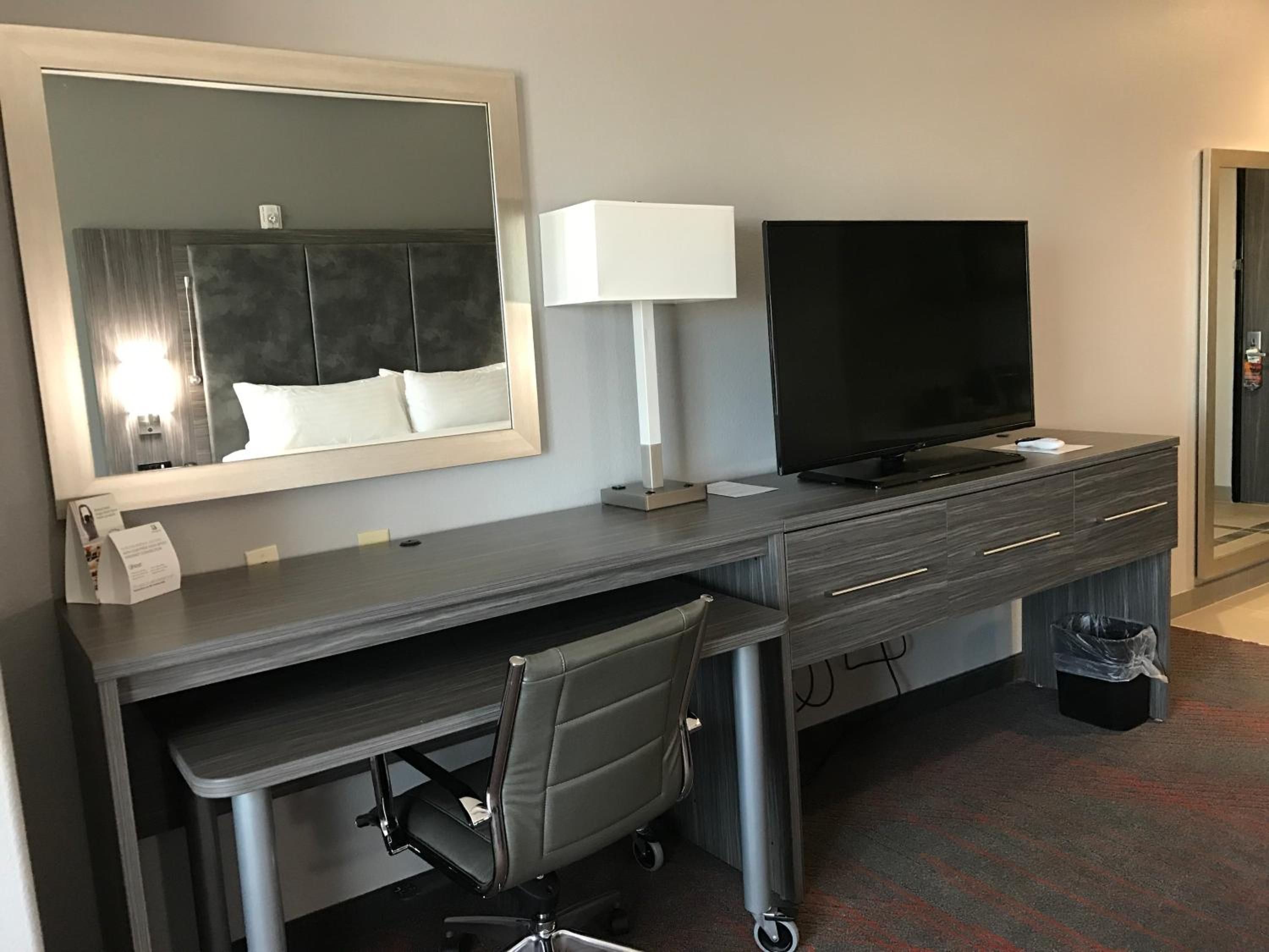 Premium Queen Room with Two Queen Beds photo 3