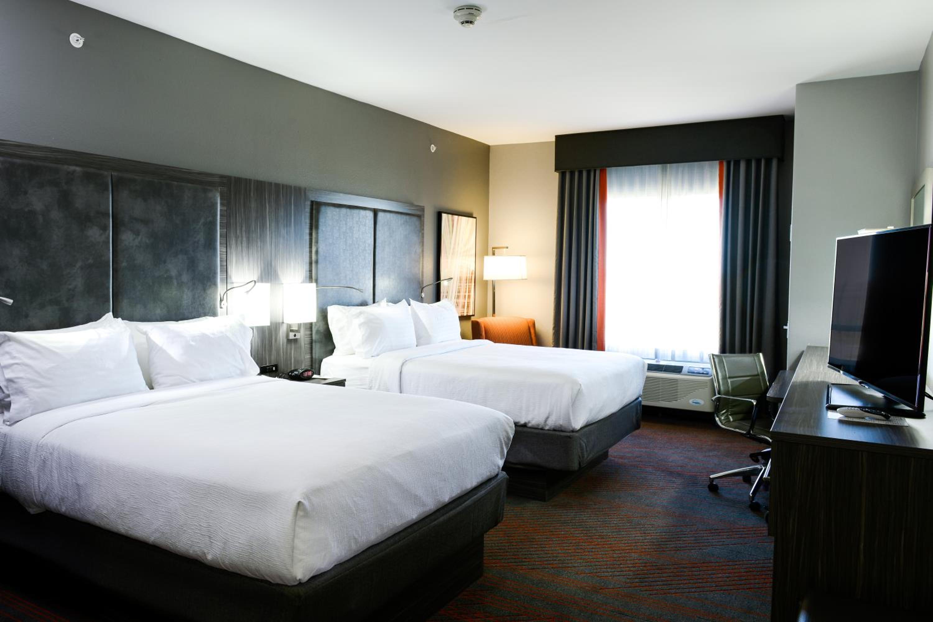 Premium Queen Room with Two Queen Beds photo 1