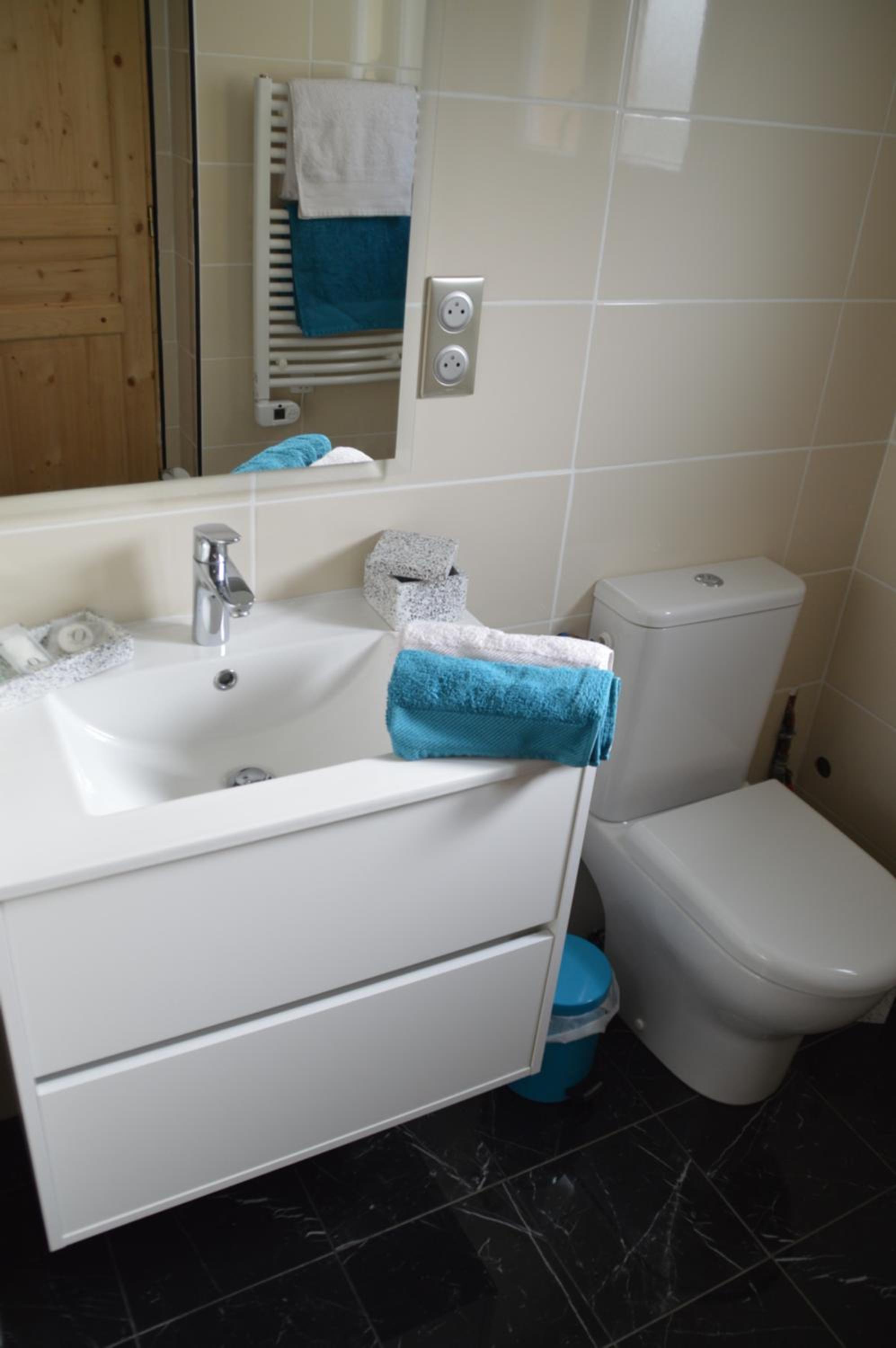 Deluxe Triple Room - Photo 9
