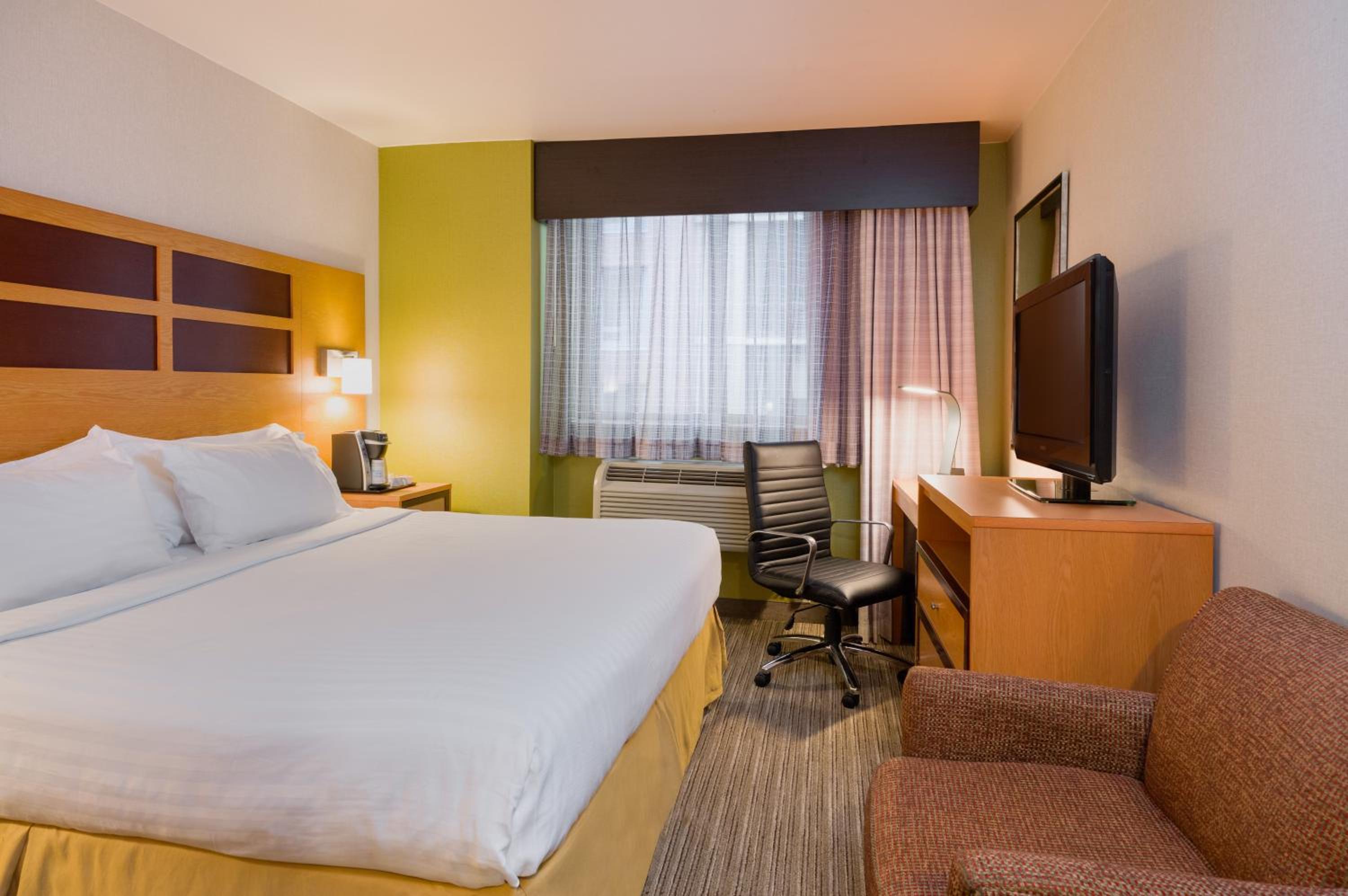 Standard King Room photo 3