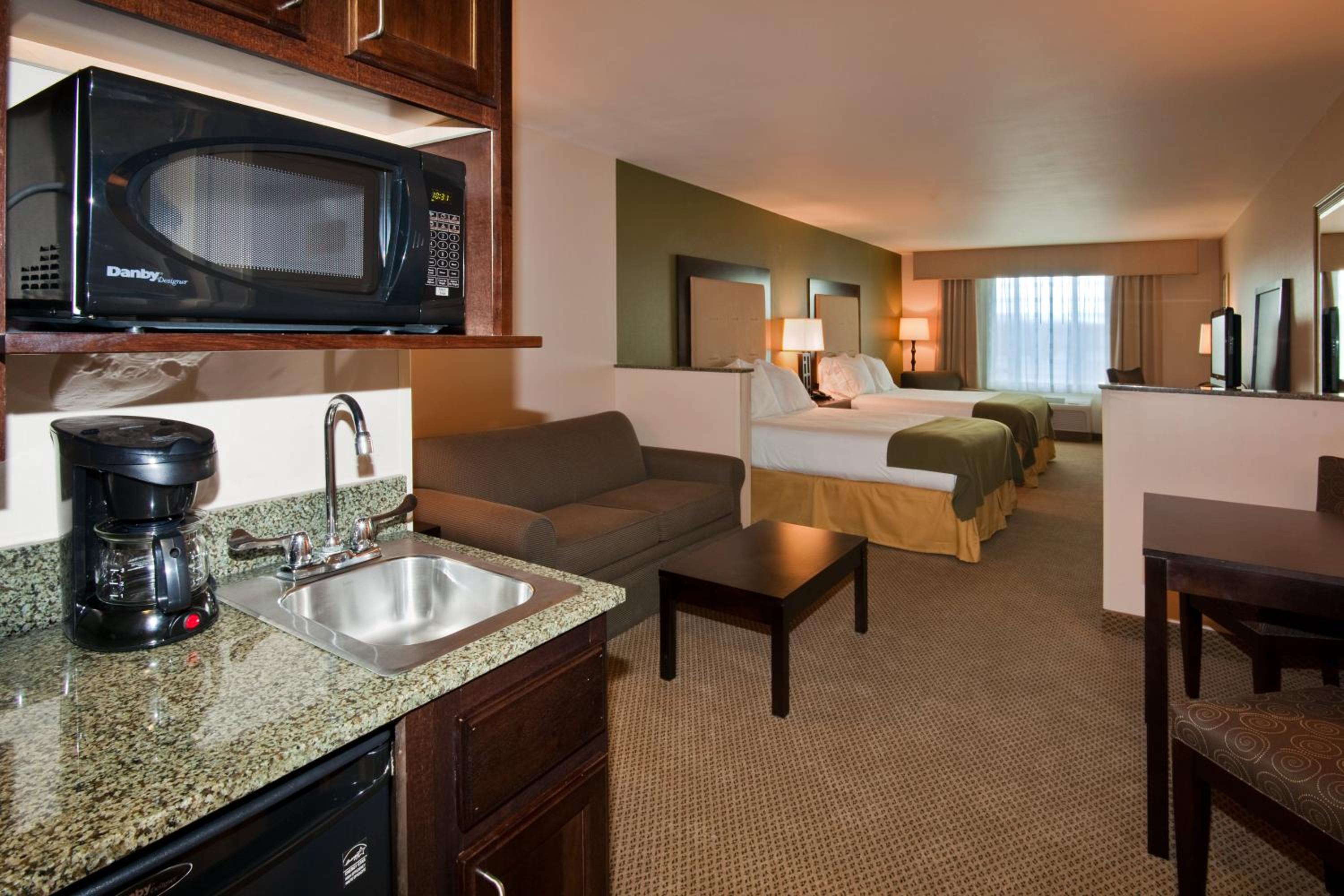 Queen Suite with Two Queen Beds - Photo 4