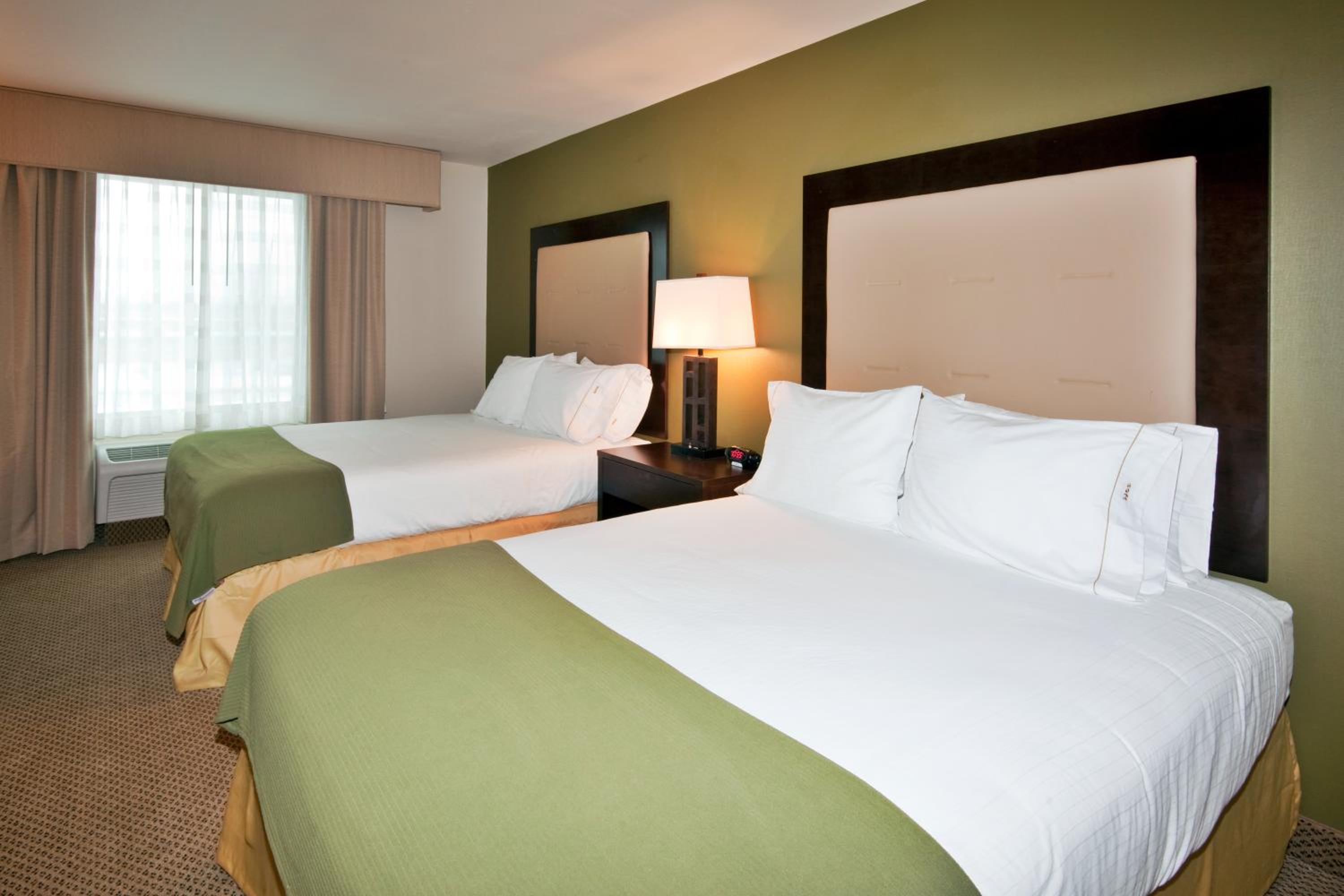 Standard Room with Two Queen Beds - Photo 4