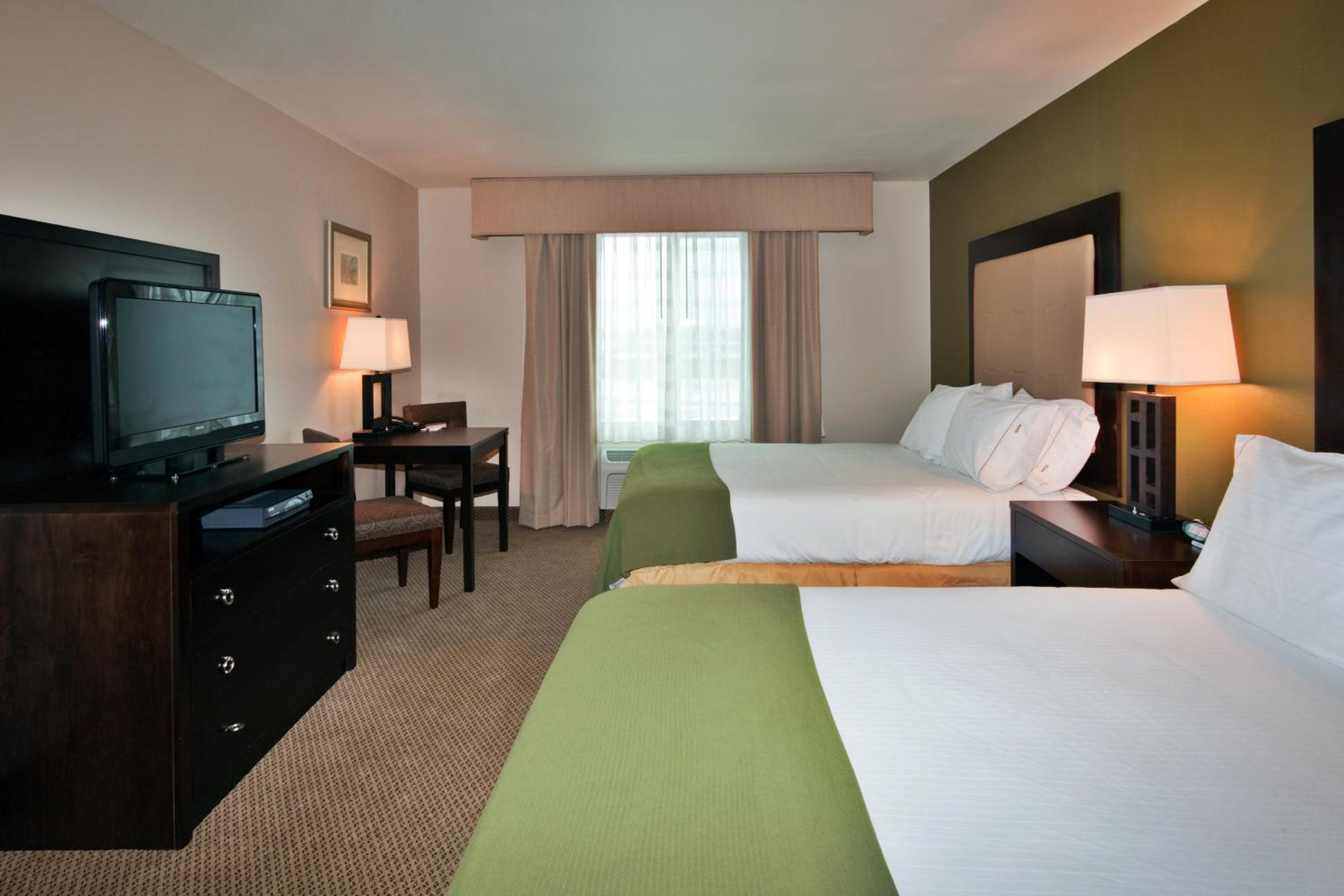 Standard Room with Two Queen Beds - Photo 2