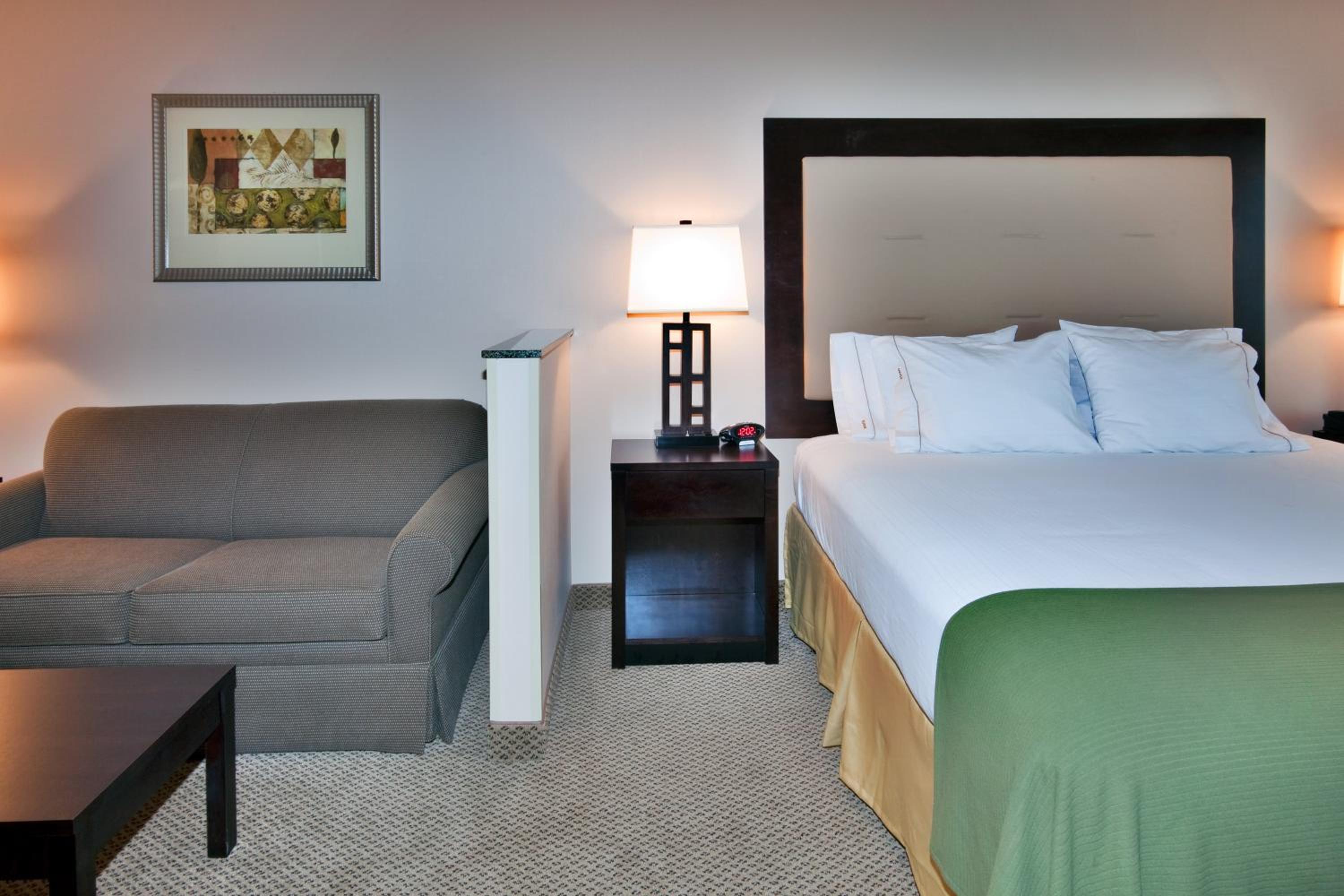 Queen Suite with Two Queen Beds - Photo 2