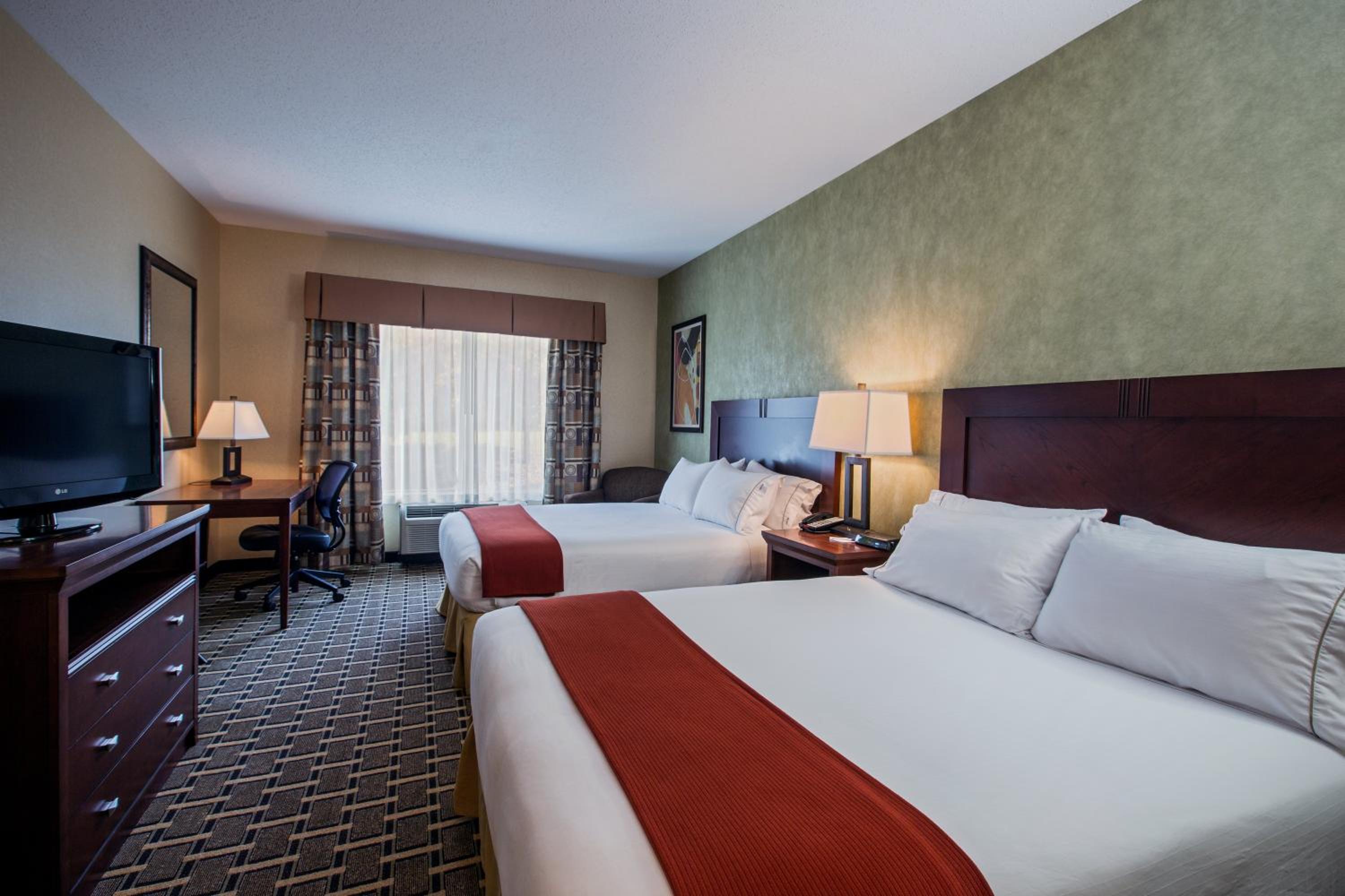 Standard Room with Two Queen Beds photo 2